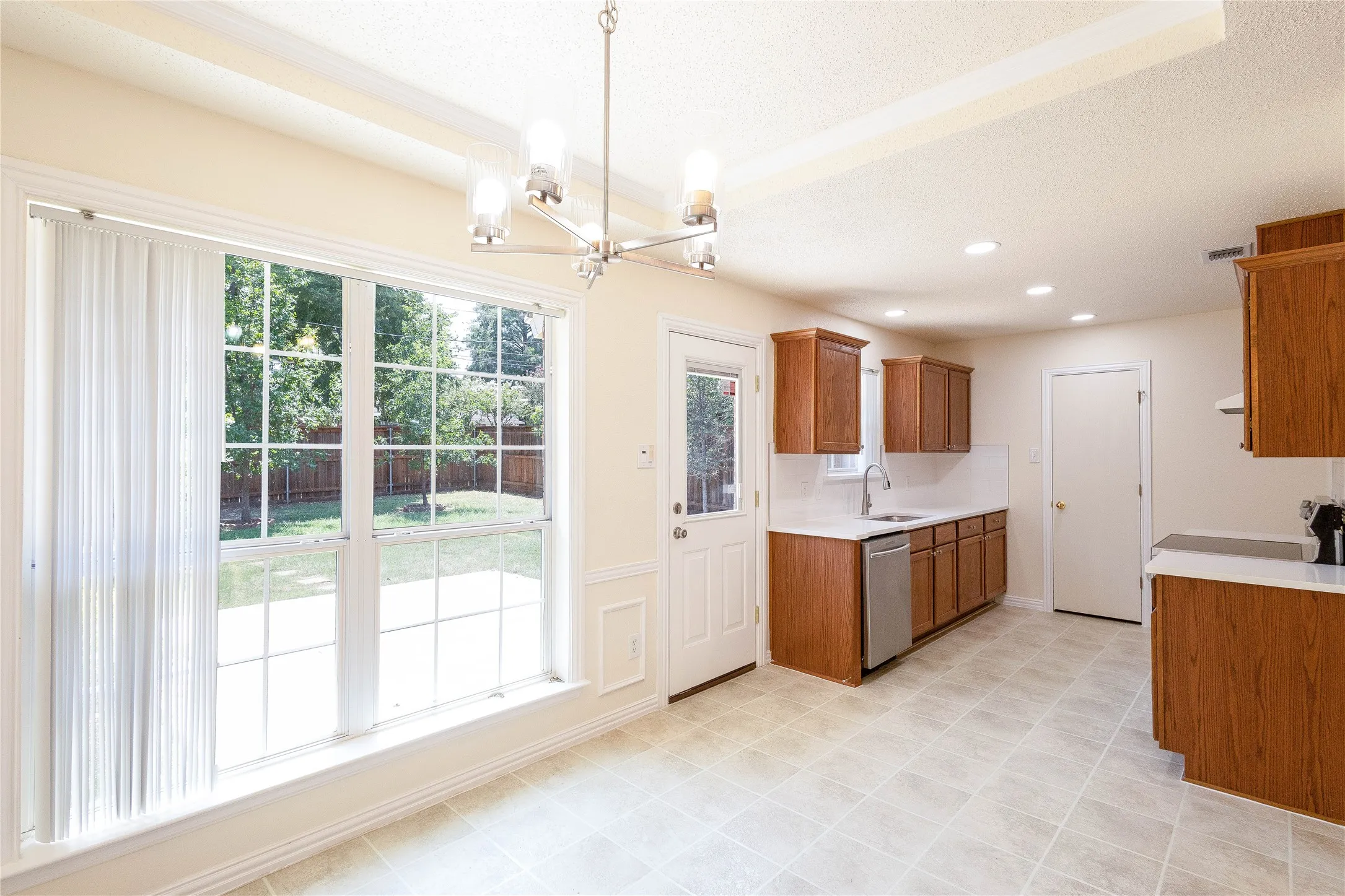 Single Family Residence For Sale in Tarrant County , 1304 W Mitchell Street, Arlington, Texas 76013, 4 Bedroom, 2 Bathroom, 2 Garage spaces, 1,648 Sqft, built in 2003, mls#21401925, Real Estate Agent in Arlington, Homes For Sale in Tarrant county, Homes For Sale in Arlington, Realtor in Arlington Texas, Real Estate Brokerage Independent Realty Texas, Luminita Cordes Realtor