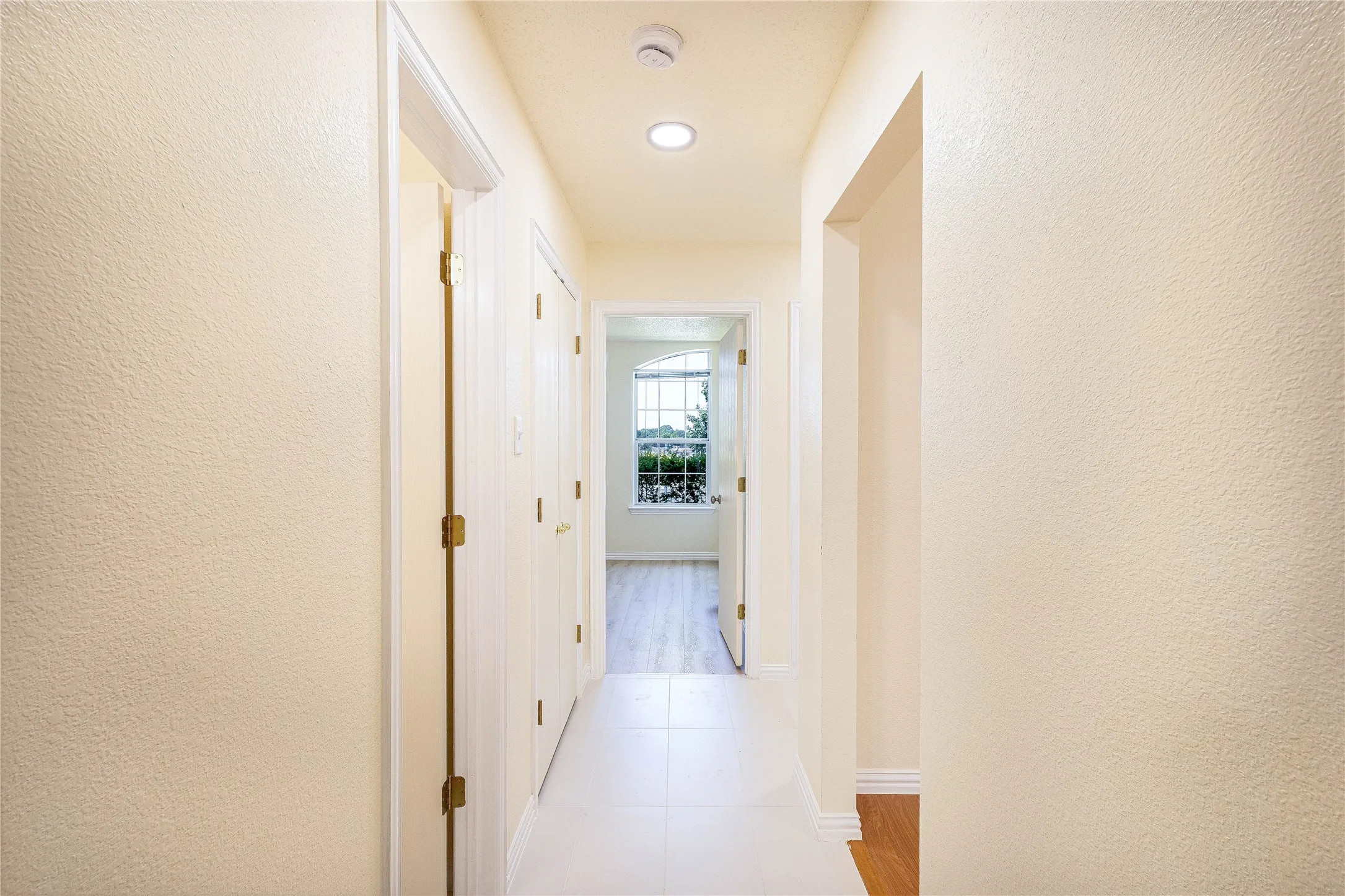 Single Family Residence For Sale in Tarrant County , 1304 W Mitchell Street, Arlington, Texas 76013, 4 Bedroom, 2 Bathroom, 2 Garage spaces, 1,648 Sqft, built in 2003, mls#21401925, Real Estate Agent in Arlington, Homes For Sale in Tarrant county, Homes For Sale in Arlington, Realtor in Arlington Texas, Real Estate Brokerage Independent Realty Texas, Luminita Cordes Realtor
