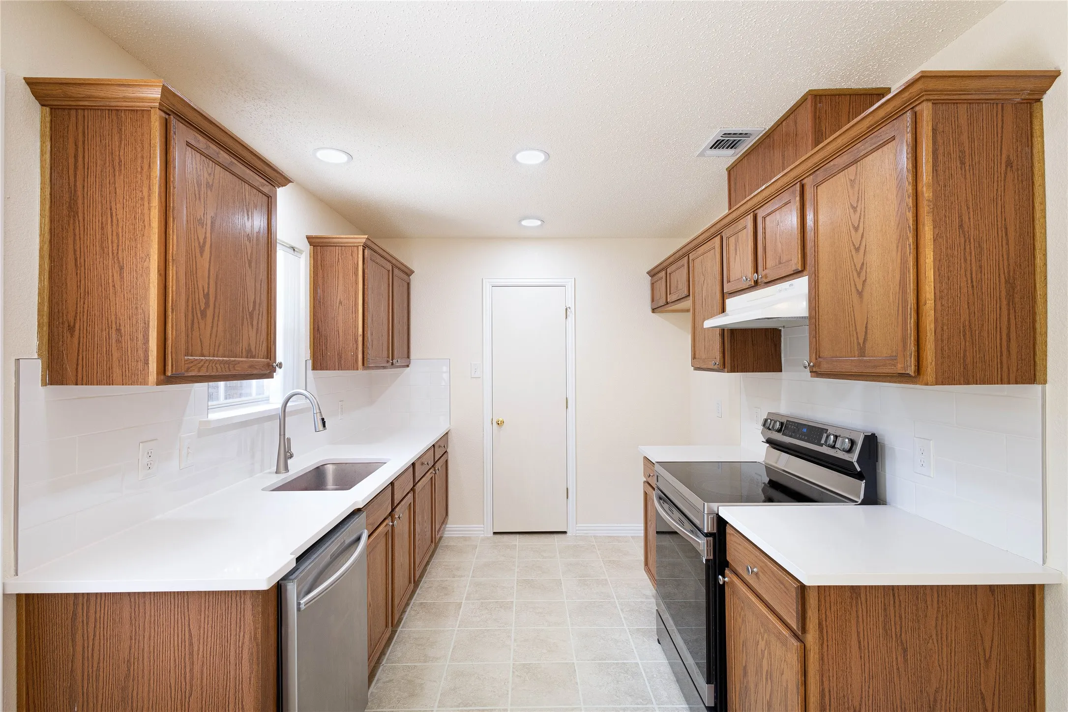 Single Family Residence For Sale in Tarrant County , 1304 W Mitchell Street, Arlington, Texas 76013, 4 Bedroom, 2 Bathroom, 2 Garage spaces, 1,648 Sqft, built in 2003, mls#21401925, Real Estate Agent in Arlington, Homes For Sale in Tarrant county, Homes For Sale in Arlington, Realtor in Arlington Texas, Real Estate Brokerage Independent Realty Texas, Luminita Cordes Realtor