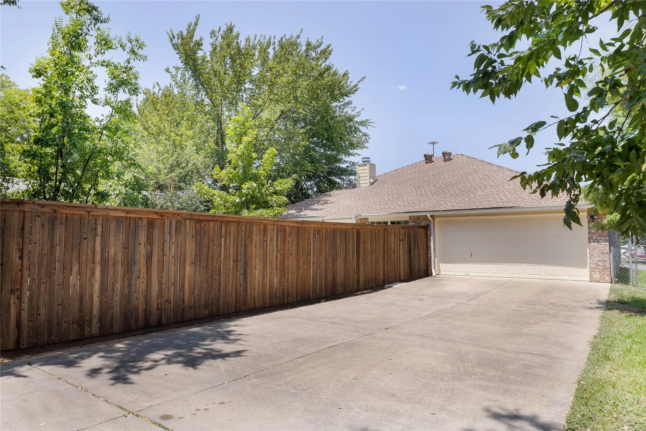 Single Family Residence For Sale in Tarrant County , 1304 W Mitchell Street, Arlington, Texas 76013, 4 Bedroom, 2 Bathroom, 2 Garage spaces, 1,648 Sqft, built in 2003, mls#21401925, Real Estate Agent in Arlington, Homes For Sale in Tarrant county, Homes For Sale in Arlington, Realtor in Arlington Texas, Real Estate Brokerage Independent Realty Texas, Luminita Cordes Realtor