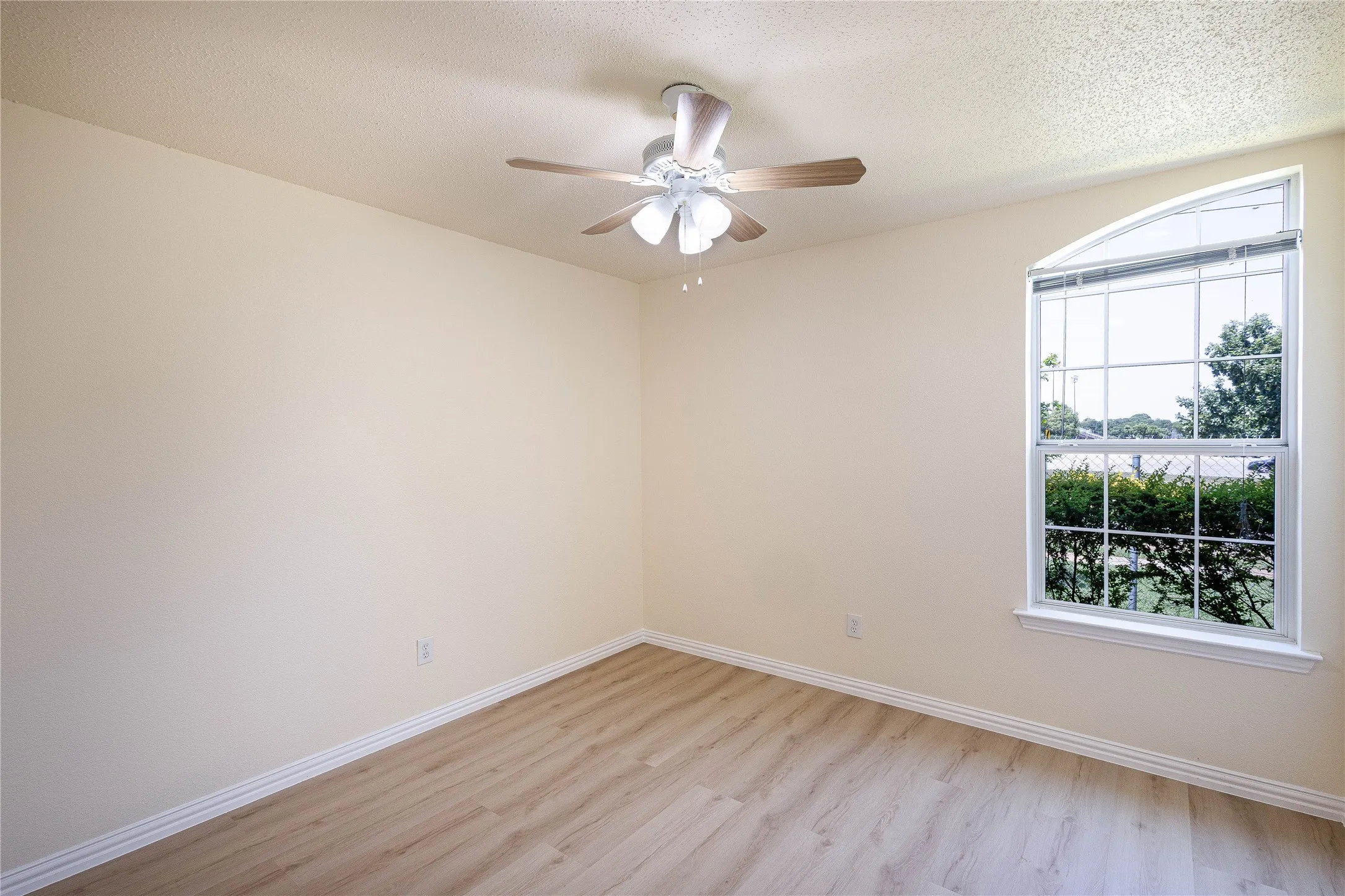 Single Family Residence For Sale in Tarrant County , 1304 W Mitchell Street, Arlington, Texas 76013, 4 Bedroom, 2 Bathroom, 2 Garage spaces, 1,648 Sqft, built in 2003, mls#21401925, Real Estate Agent in Arlington, Homes For Sale in Tarrant county, Homes For Sale in Arlington, Realtor in Arlington Texas, Real Estate Brokerage Independent Realty Texas, Luminita Cordes Realtor