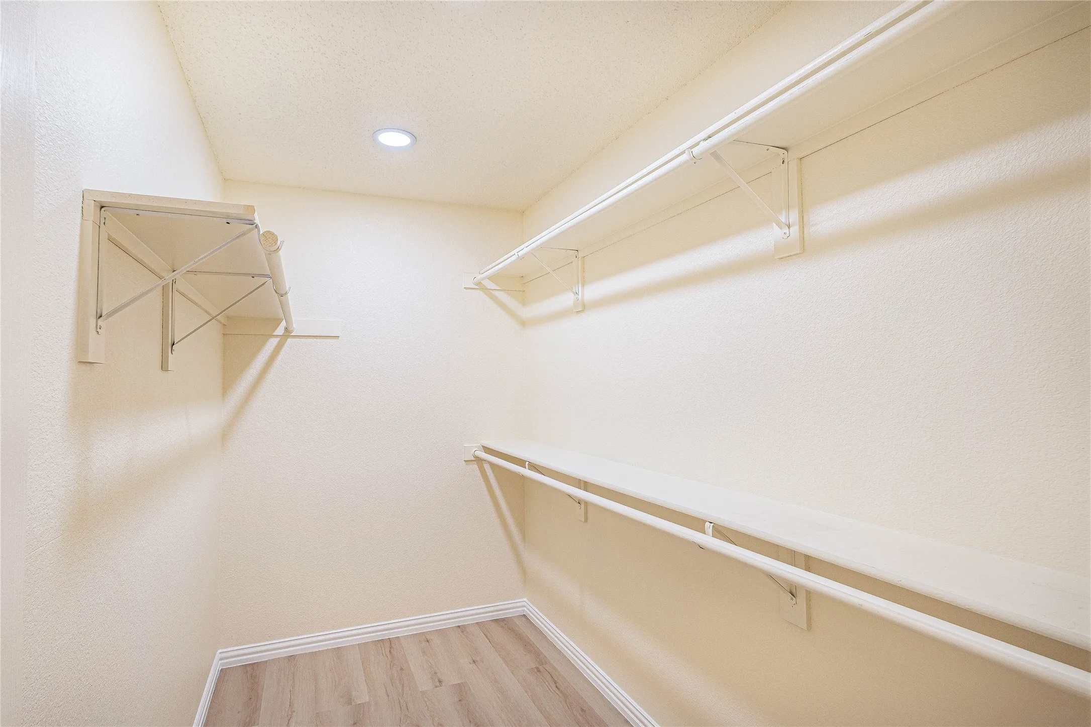 Single Family Residence For Sale in Tarrant County , 1304 W Mitchell Street, Arlington, Texas 76013, 4 Bedroom, 2 Bathroom, 2 Garage spaces, 1,648 Sqft, built in 2003, mls#21401925, Real Estate Agent in Arlington, Homes For Sale in Tarrant county, Homes For Sale in Arlington, Realtor in Arlington Texas, Real Estate Brokerage Independent Realty Texas, Luminita Cordes Realtor