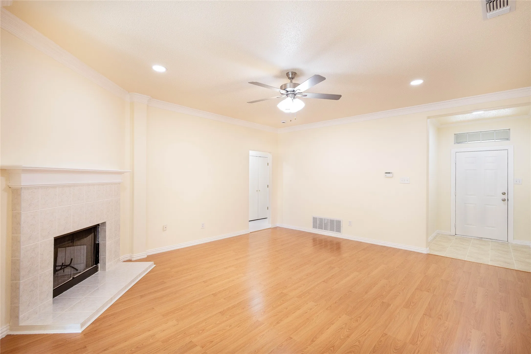 Single Family Residence For Sale in Tarrant County , 1304 W Mitchell Street, Arlington, Texas 76013, 4 Bedroom, 2 Bathroom, 2 Garage spaces, 1,648 Sqft, built in 2003, mls#21401925, Real Estate Agent in Arlington, Homes For Sale in Tarrant county, Homes For Sale in Arlington, Realtor in Arlington Texas, Real Estate Brokerage Independent Realty Texas, Luminita Cordes Realtor