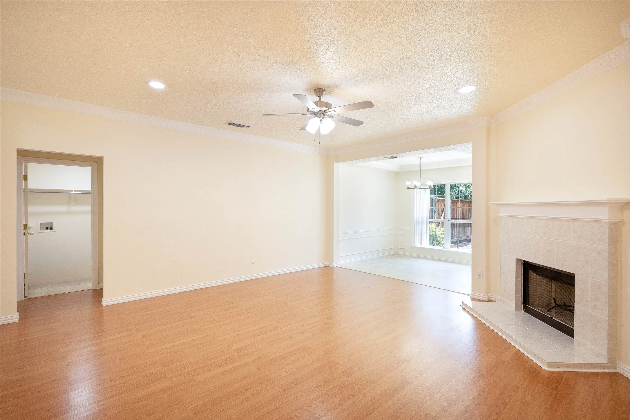 Single Family Residence For Sale in Tarrant County , 1304 W Mitchell Street, Arlington, Texas 76013, 4 Bedroom, 2 Bathroom, 2 Garage spaces, 1,648 Sqft, built in 2003, mls#21401925, Real Estate Agent in Arlington, Homes For Sale in Tarrant county, Homes For Sale in Arlington, Realtor in Arlington Texas, Real Estate Brokerage Independent Realty Texas, Luminita Cordes Realtor