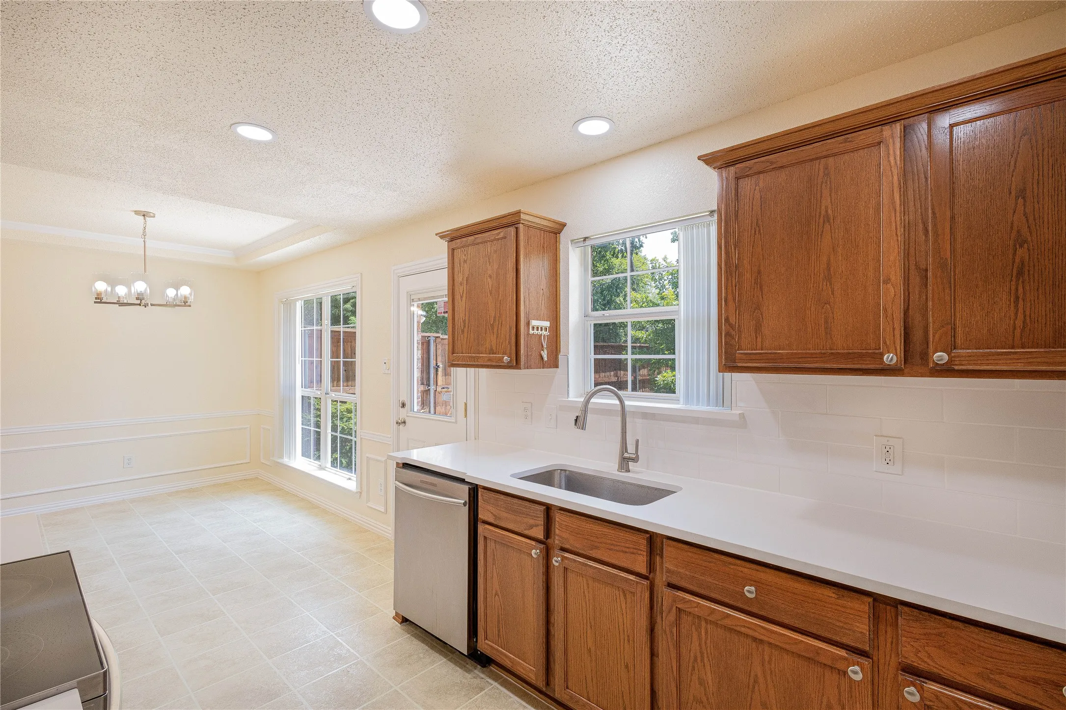 Single Family Residence For Sale in Tarrant County , 1304 W Mitchell Street, Arlington, Texas 76013, 4 Bedroom, 2 Bathroom, 2 Garage spaces, 1,648 Sqft, built in 2003, mls#21401925, Real Estate Agent in Arlington, Homes For Sale in Tarrant county, Homes For Sale in Arlington, Realtor in Arlington Texas, Real Estate Brokerage Independent Realty Texas, Luminita Cordes Realtor