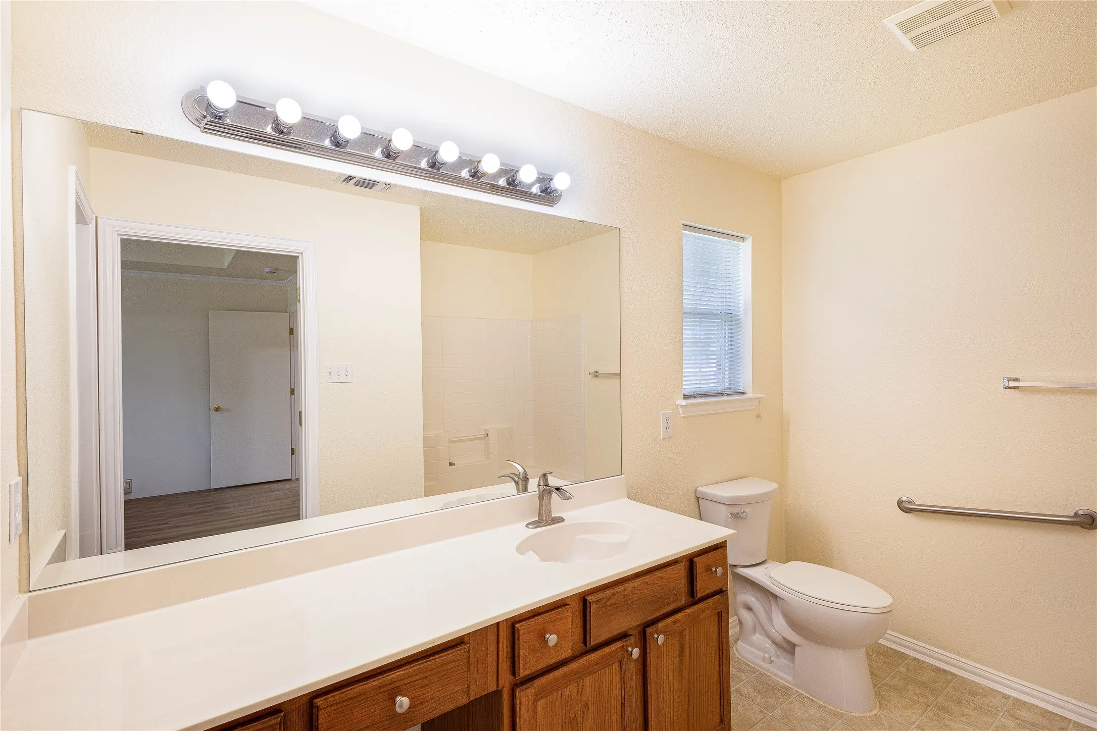 Single Family Residence For Sale in Tarrant County , 1304 W Mitchell Street, Arlington, Texas 76013, 4 Bedroom, 2 Bathroom, 2 Garage spaces, 1,648 Sqft, built in 2003, mls#21401925, Real Estate Agent in Arlington, Homes For Sale in Tarrant county, Homes For Sale in Arlington, Realtor in Arlington Texas, Real Estate Brokerage Independent Realty Texas, Luminita Cordes Realtor