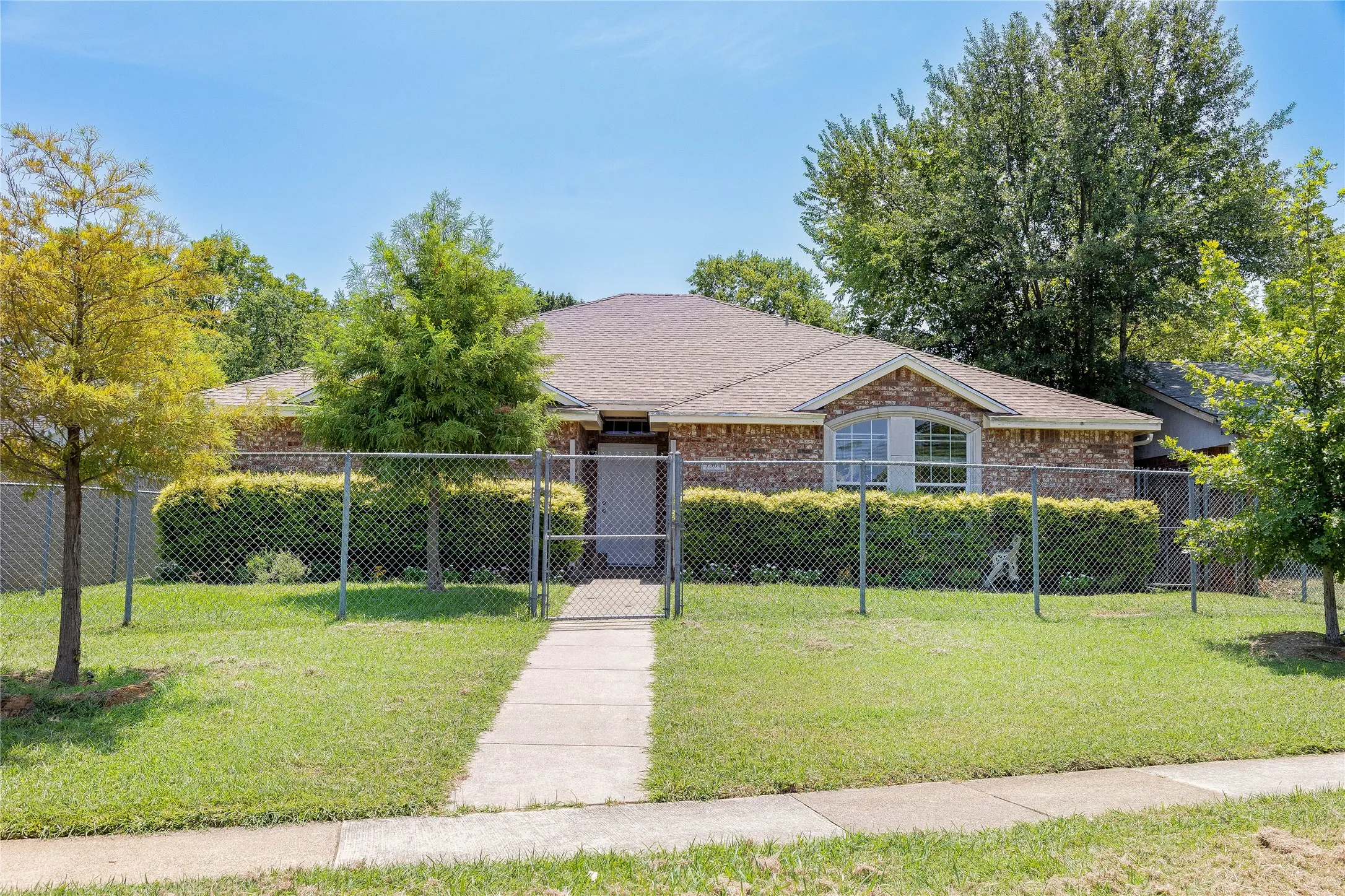 Single Family Residence For Sale in Tarrant County , 1304 W Mitchell Street, Arlington, Texas 76013, 4 Bedroom, 2 Bathroom, 2 Garage spaces, 1,648 Sqft, built in 2003, mls#21401925, Real Estate Agent in Arlington, Homes For Sale in Tarrant county, Homes For Sale in Arlington, Realtor in Arlington Texas, Real Estate Brokerage Independent Realty Texas, Luminita Cordes Realtor