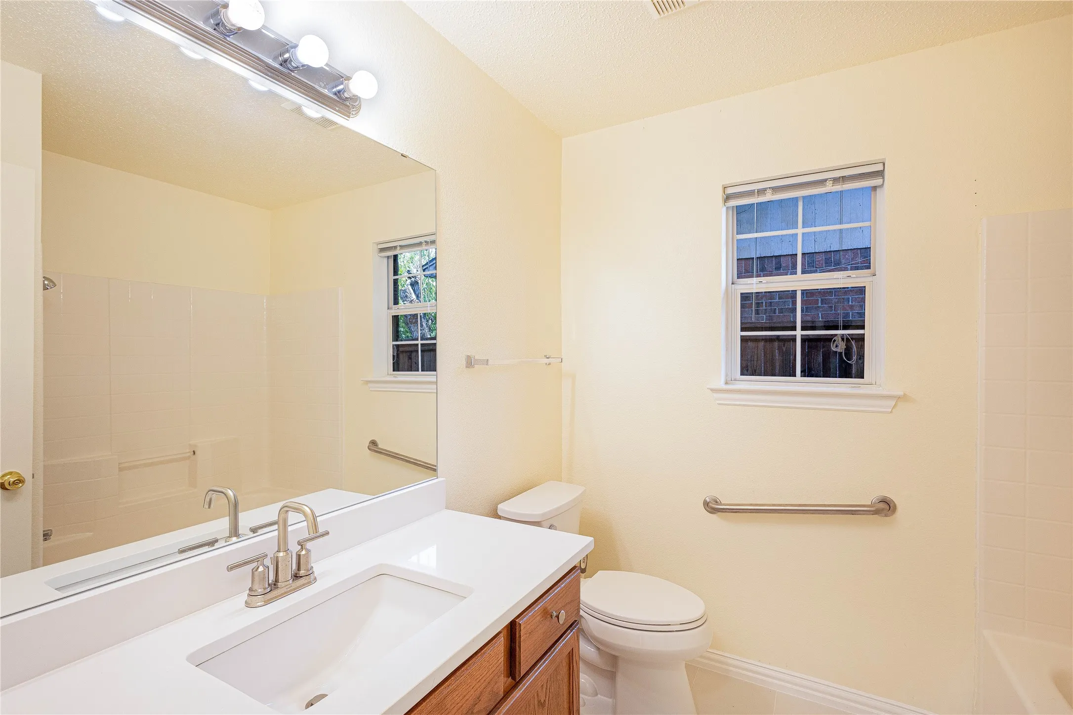 Single Family Residence For Sale in Tarrant County , 1304 W Mitchell Street, Arlington, Texas 76013, 4 Bedroom, 2 Bathroom, 2 Garage spaces, 1,648 Sqft, built in 2003, mls#21401925, Real Estate Agent in Arlington, Homes For Sale in Tarrant county, Homes For Sale in Arlington, Realtor in Arlington Texas, Real Estate Brokerage Independent Realty Texas, Luminita Cordes Realtor