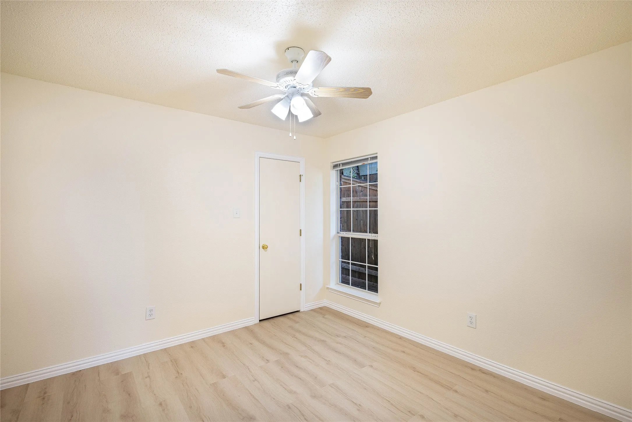 Single Family Residence For Sale in Tarrant County , 1304 W Mitchell Street, Arlington, Texas 76013, 4 Bedroom, 2 Bathroom, 2 Garage spaces, 1,648 Sqft, built in 2003, mls#21401925, Real Estate Agent in Arlington, Homes For Sale in Tarrant county, Homes For Sale in Arlington, Realtor in Arlington Texas, Real Estate Brokerage Independent Realty Texas, Luminita Cordes Realtor