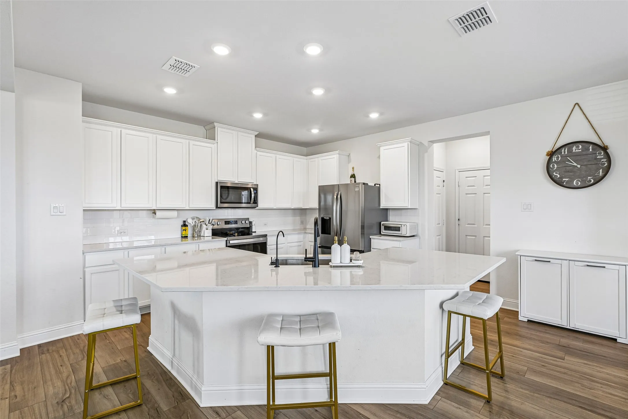 Single Family Residence For Rent in Dallas County , 721 Saint Lawrence Drive, Seagoville, Texas 75159, 3 Bedroom, 3 Bathroom, 2 Garage spaces, 2,752 Sqft, built in 2025, mls#21401917, Real Estate Agent in Seagoville, Homes For Rent in Dallas county, Homes For Rent in Seagoville, Realtor in Seagoville Texas, Real Estate Brokerage Independent Realty Texas, Luminita Cordes Realtor