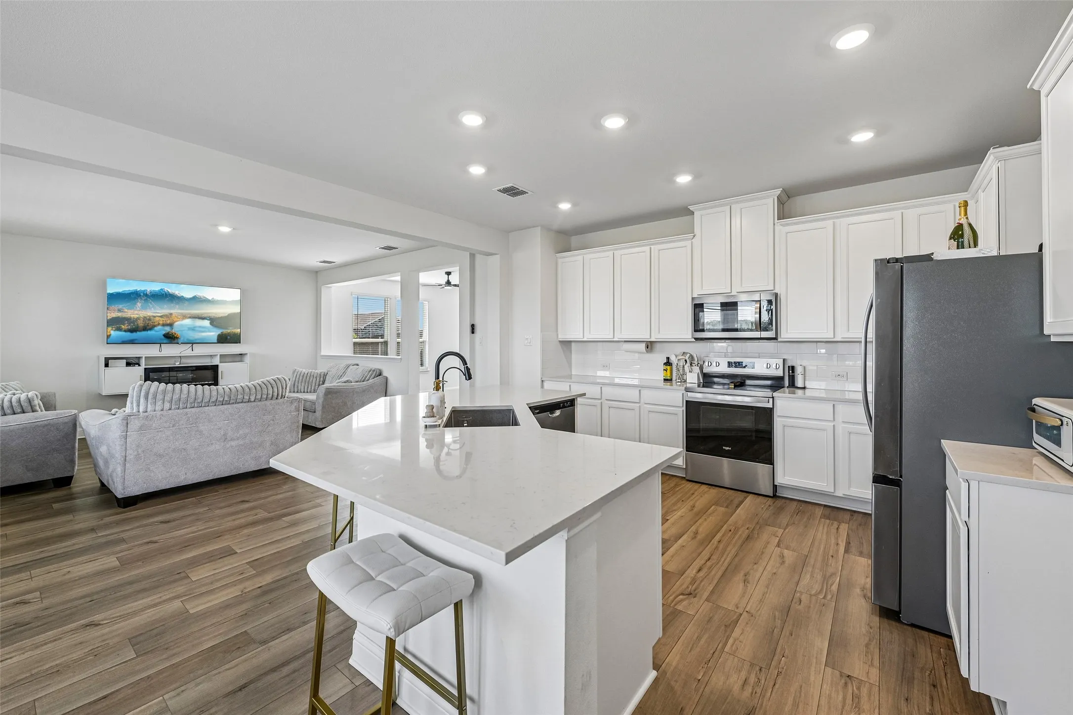 Single Family Residence For Rent in Dallas County , 721 Saint Lawrence Drive, Seagoville, Texas 75159, 3 Bedroom, 3 Bathroom, 2 Garage spaces, 2,752 Sqft, built in 2025, mls#21401917, Real Estate Agent in Seagoville, Homes For Rent in Dallas county, Homes For Rent in Seagoville, Realtor in Seagoville Texas, Real Estate Brokerage Independent Realty Texas, Luminita Cordes Realtor