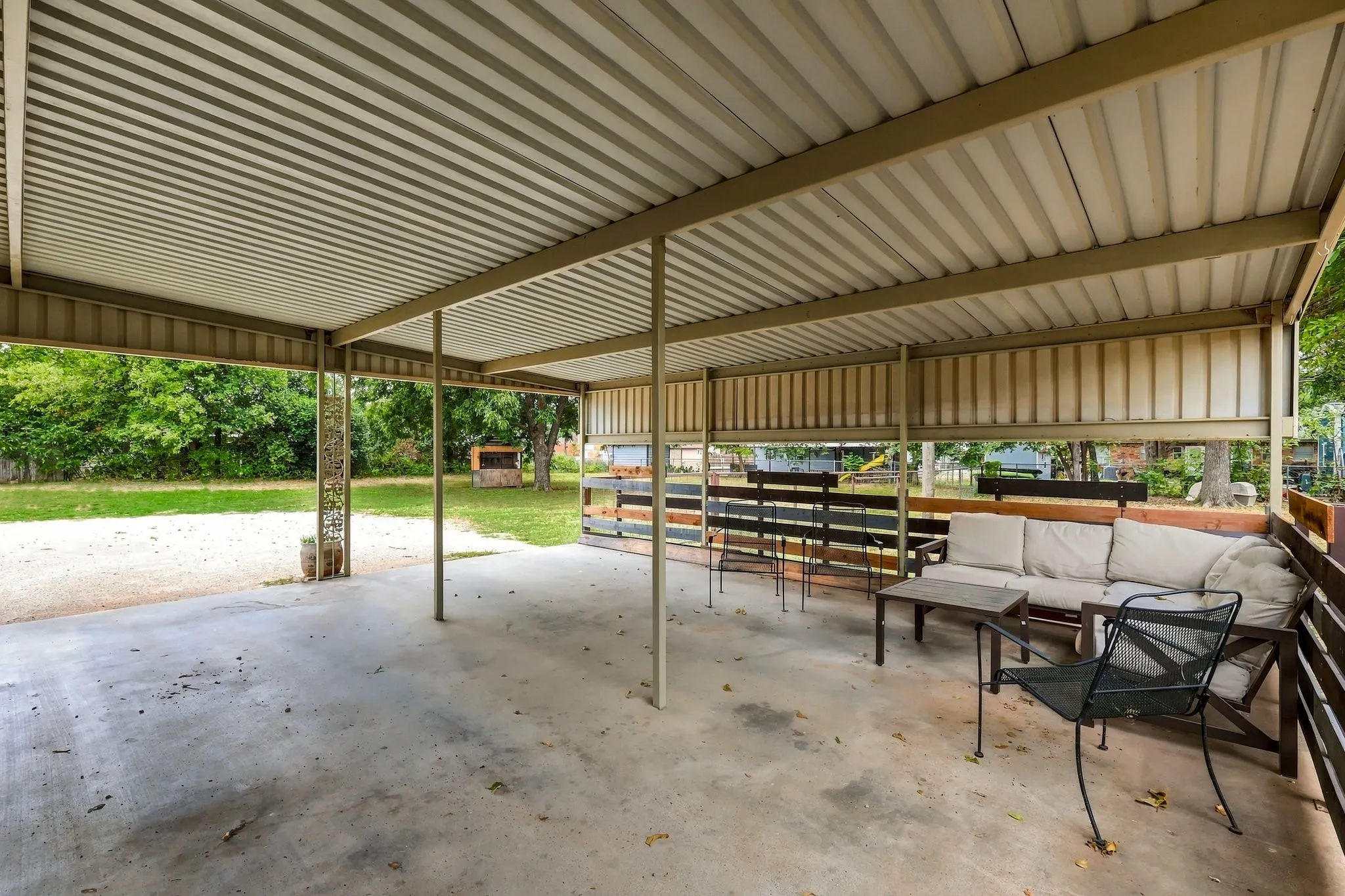 Single Family Residence For Sale in Wise County , 1512 Cobb Street, Bridgeport, Texas 76426, 3 Bedroom, 2 Bathroom, Garage spaces, 1,231 Sqft, built in 1960, mls#21401131, Real Estate Agent in Bridgeport, Homes For Sale in Wise county, Homes For Sale in Bridgeport, Realtor in Bridgeport Texas, Real Estate Brokerage Independent Realty Texas, Luminita Cordes Realtor