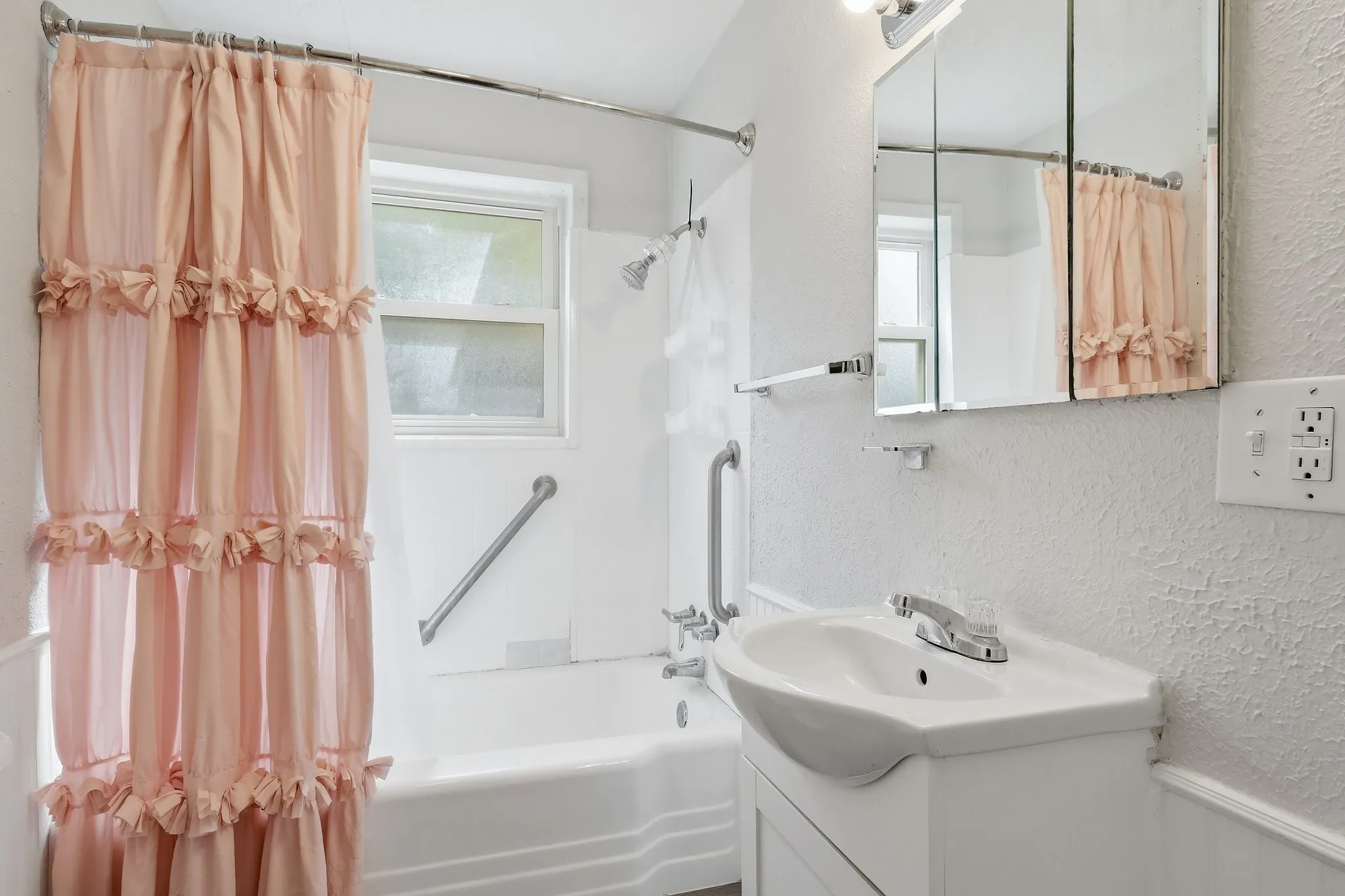 Single Family Residence For Sale in Wise County , 1512 Cobb Street, Bridgeport, Texas 76426, 3 Bedroom, 2 Bathroom, Garage spaces, 1,231 Sqft, built in 1960, mls#21401131, Real Estate Agent in Bridgeport, Homes For Sale in Wise county, Homes For Sale in Bridgeport, Realtor in Bridgeport Texas, Real Estate Brokerage Independent Realty Texas, Luminita Cordes Realtor