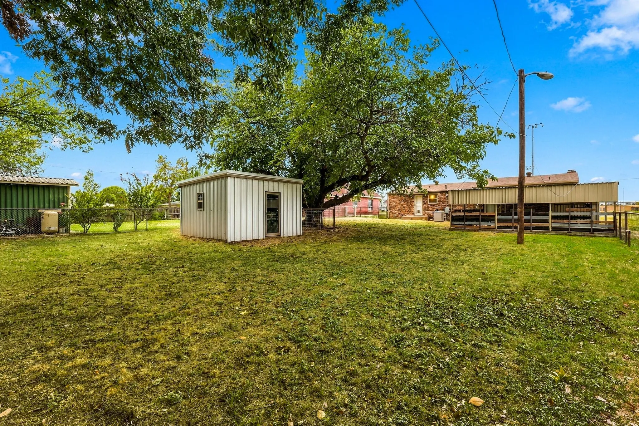 Single Family Residence For Sale in Wise County , 1512 Cobb Street, Bridgeport, Texas 76426, 3 Bedroom, 2 Bathroom, Garage spaces, 1,231 Sqft, built in 1960, mls#21401131, Real Estate Agent in Bridgeport, Homes For Sale in Wise county, Homes For Sale in Bridgeport, Realtor in Bridgeport Texas, Real Estate Brokerage Independent Realty Texas, Luminita Cordes Realtor