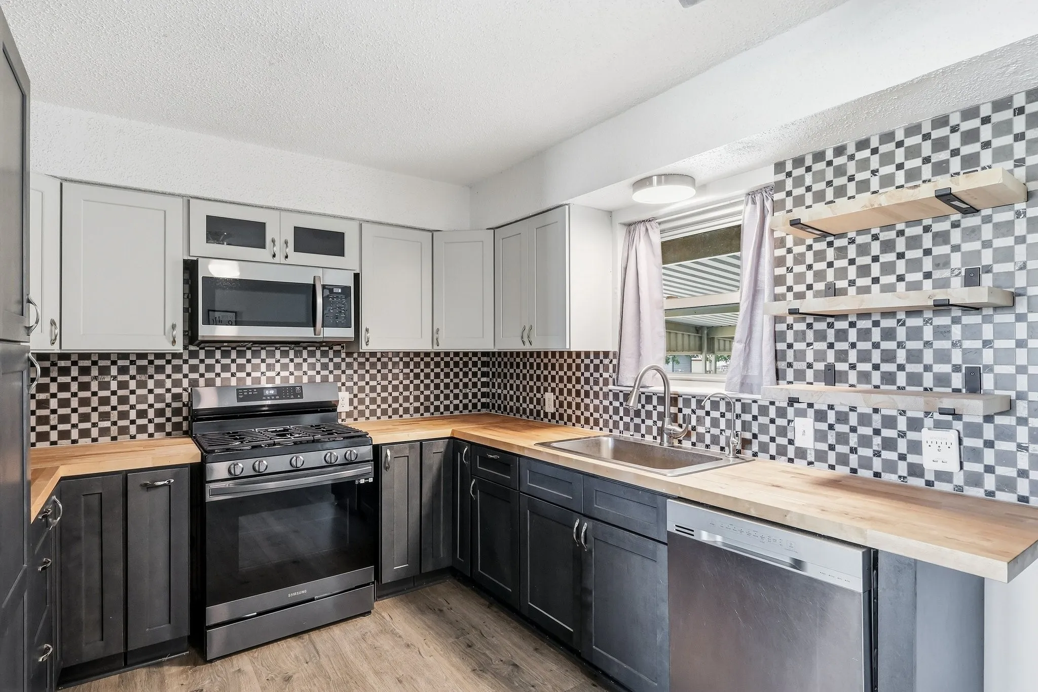 Single Family Residence For Sale in Wise County , 1512 Cobb Street, Bridgeport, Texas 76426, 3 Bedroom, 2 Bathroom, Garage spaces, 1,231 Sqft, built in 1960, mls#21401131, Real Estate Agent in Bridgeport, Homes For Sale in Wise county, Homes For Sale in Bridgeport, Realtor in Bridgeport Texas, Real Estate Brokerage Independent Realty Texas, Luminita Cordes Realtor