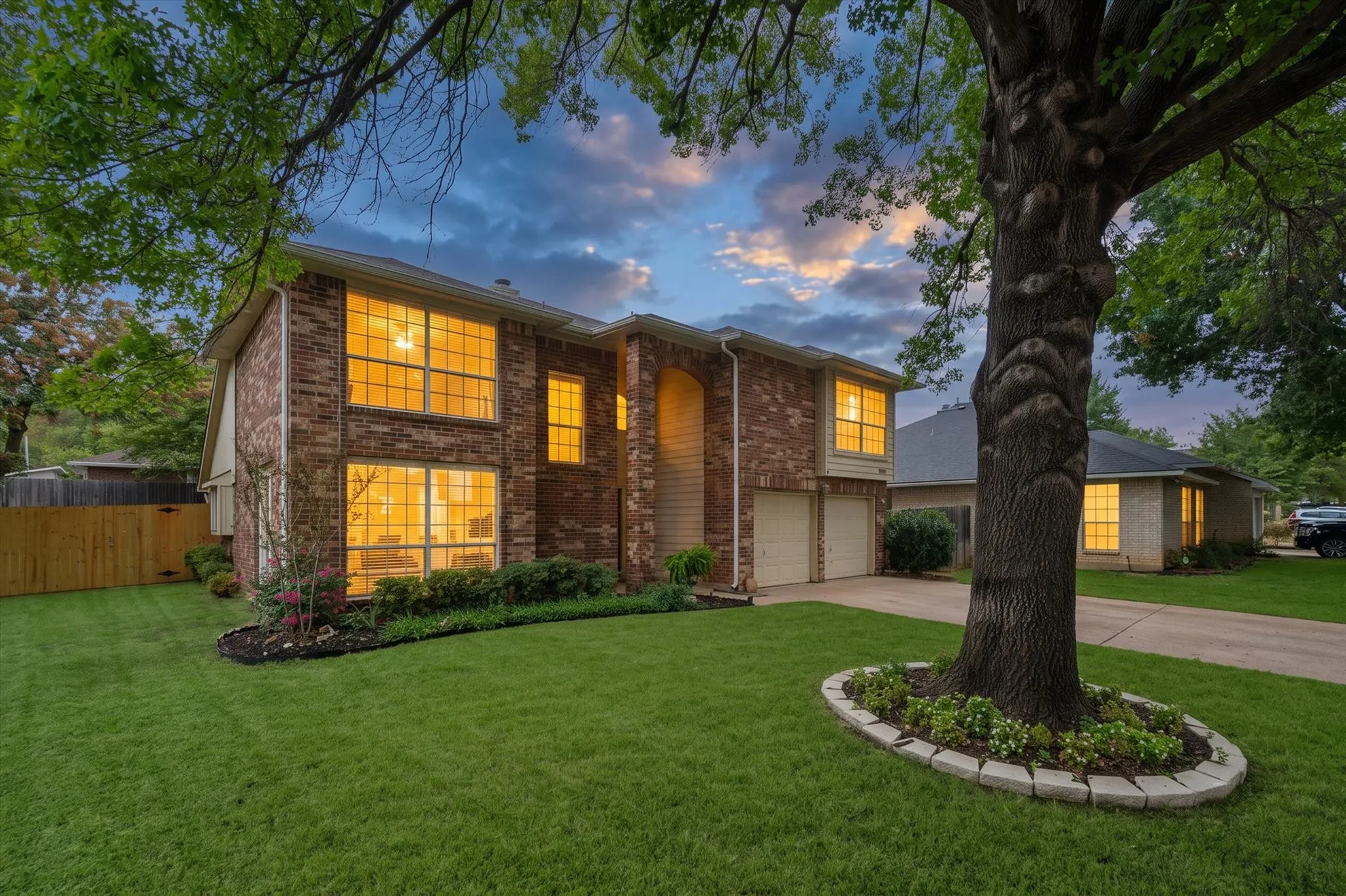 Single Family Residence For Sale in Tarrant County , 7025 Escondido Drive, Arlington, Texas 76016, 4 Bedroom, 3 Bathroom, 2 Garage spaces, 2,354 Sqft, built in 1987, mls#21401133, Real Estate Agent in Arlington, Homes For Sale in Tarrant county, Homes For Sale in Arlington, Realtor in Arlington Texas, Real Estate Brokerage Independent Realty Texas, Luminita Cordes Realtor