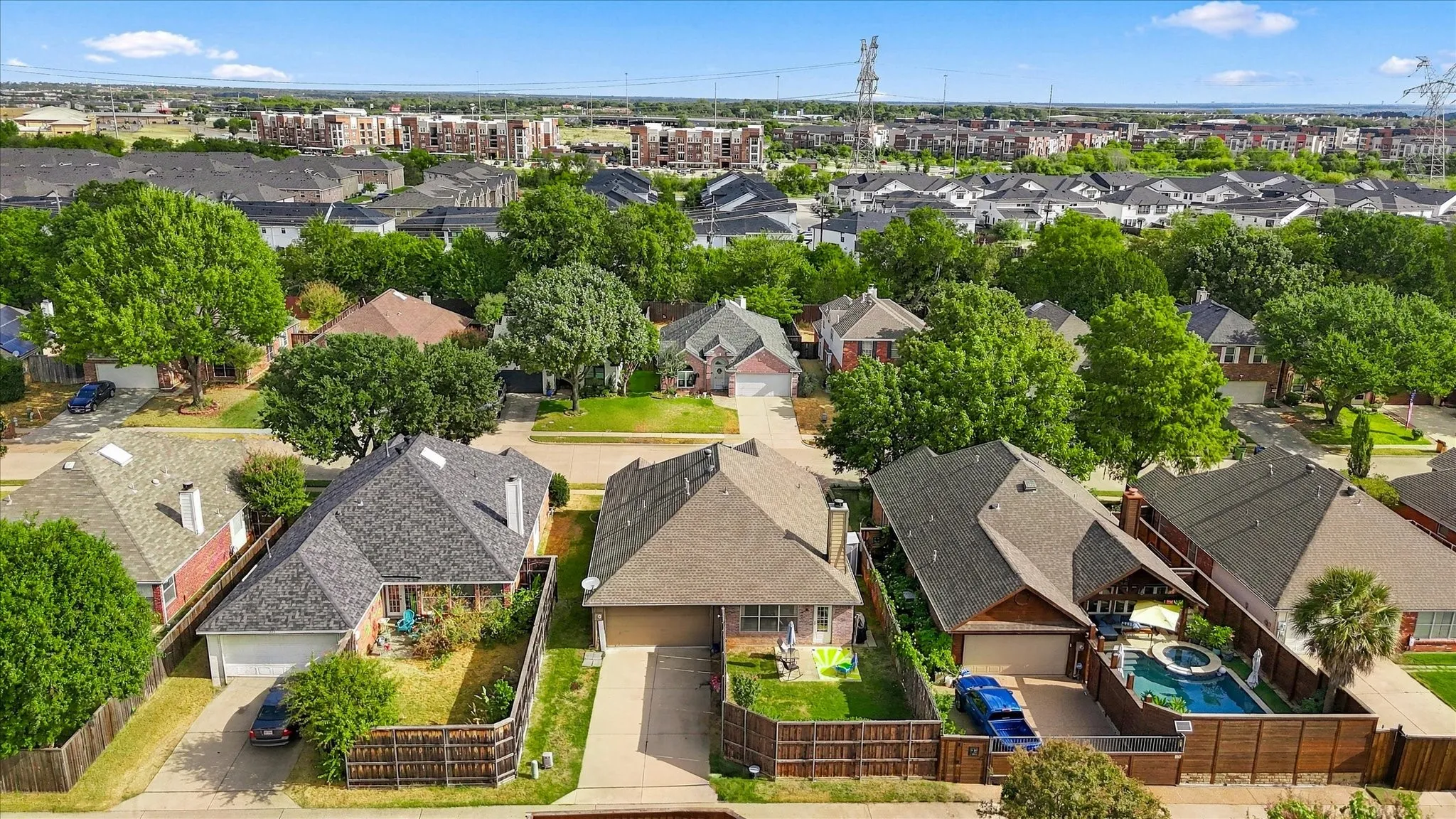 Single Family Residence For Sale in Denton County , 1216 Tanner Drive, Lewisville, Texas 75077, 3 Bedroom, 2 Bathroom, 2 Garage spaces, 1,690 Sqft, built in 1998, mls#21398038, Real Estate Agent in Lewisville, Homes For Sale in Denton county, Homes For Sale in Lewisville, Realtor in Lewisville Texas, Real Estate Brokerage Independent Realty Texas, Luminita Cordes Realtor