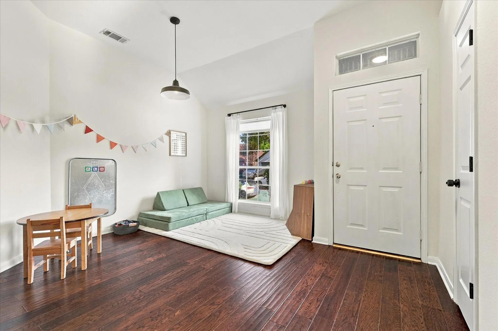Single Family Residence For Sale in Denton County , 1216 Tanner Drive, Lewisville, Texas 75077, 3 Bedroom, 2 Bathroom, 2 Garage spaces, 1,690 Sqft, built in 1998, mls#21398038, Real Estate Agent in Lewisville, Homes For Sale in Denton county, Homes For Sale in Lewisville, Realtor in Lewisville Texas, Real Estate Brokerage Independent Realty Texas, Luminita Cordes Realtor