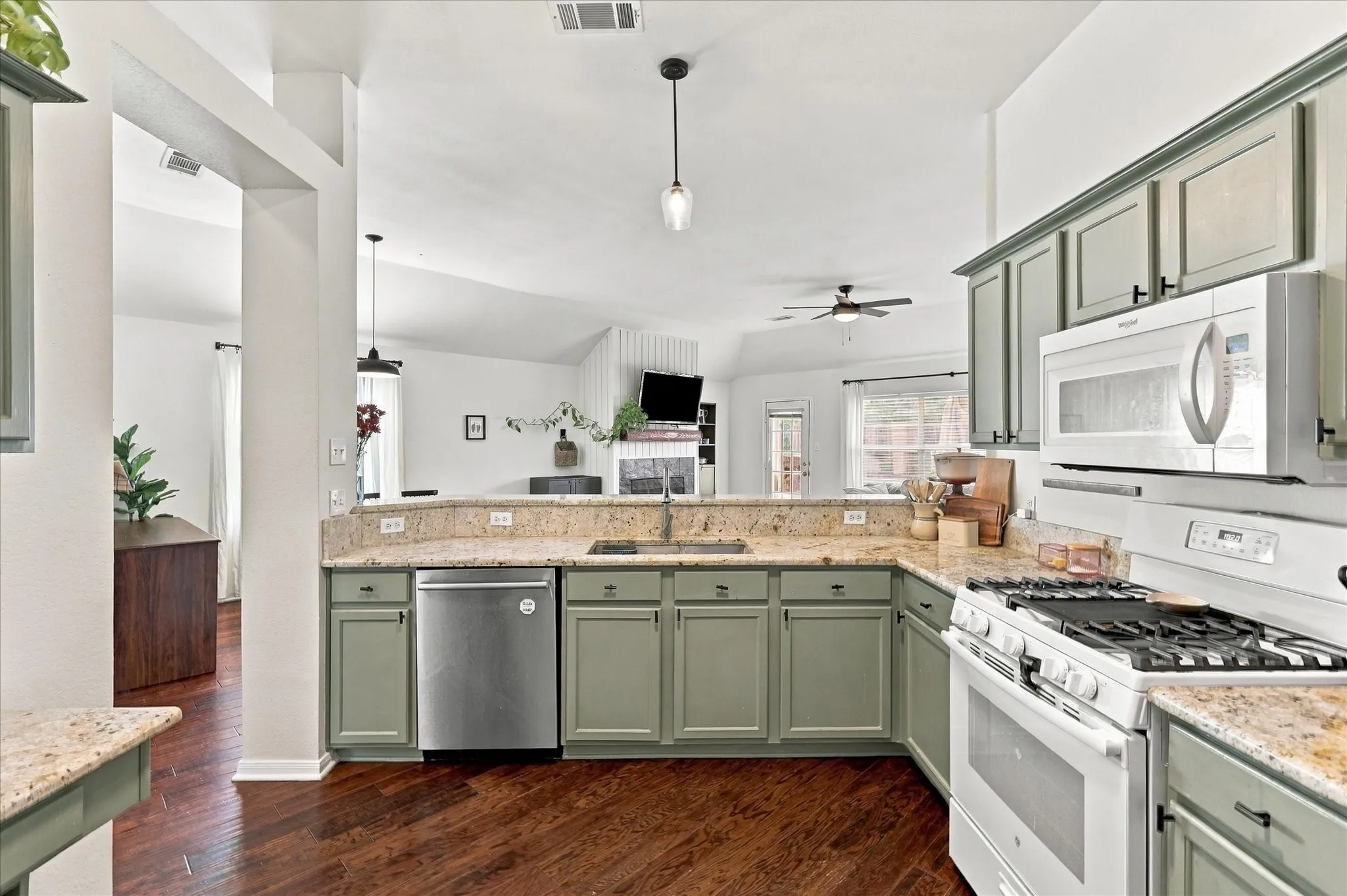 Single Family Residence For Sale in Denton County , 1216 Tanner Drive, Lewisville, Texas 75077, 3 Bedroom, 2 Bathroom, 2 Garage spaces, 1,690 Sqft, built in 1998, mls#21398038, Real Estate Agent in Lewisville, Homes For Sale in Denton county, Homes For Sale in Lewisville, Realtor in Lewisville Texas, Real Estate Brokerage Independent Realty Texas, Luminita Cordes Realtor