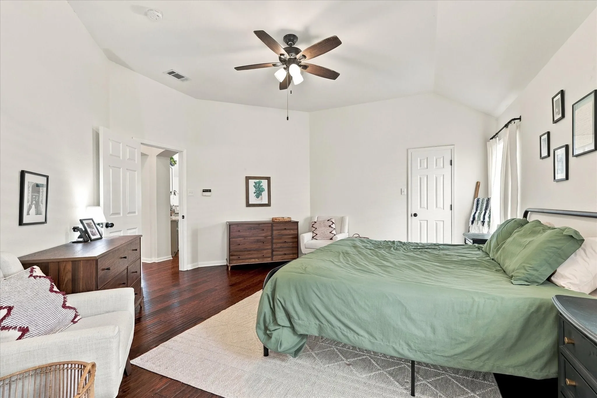 Single Family Residence For Sale in Denton County , 1216 Tanner Drive, Lewisville, Texas 75077, 3 Bedroom, 2 Bathroom, 2 Garage spaces, 1,690 Sqft, built in 1998, mls#21398038, Real Estate Agent in Lewisville, Homes For Sale in Denton county, Homes For Sale in Lewisville, Realtor in Lewisville Texas, Real Estate Brokerage Independent Realty Texas, Luminita Cordes Realtor