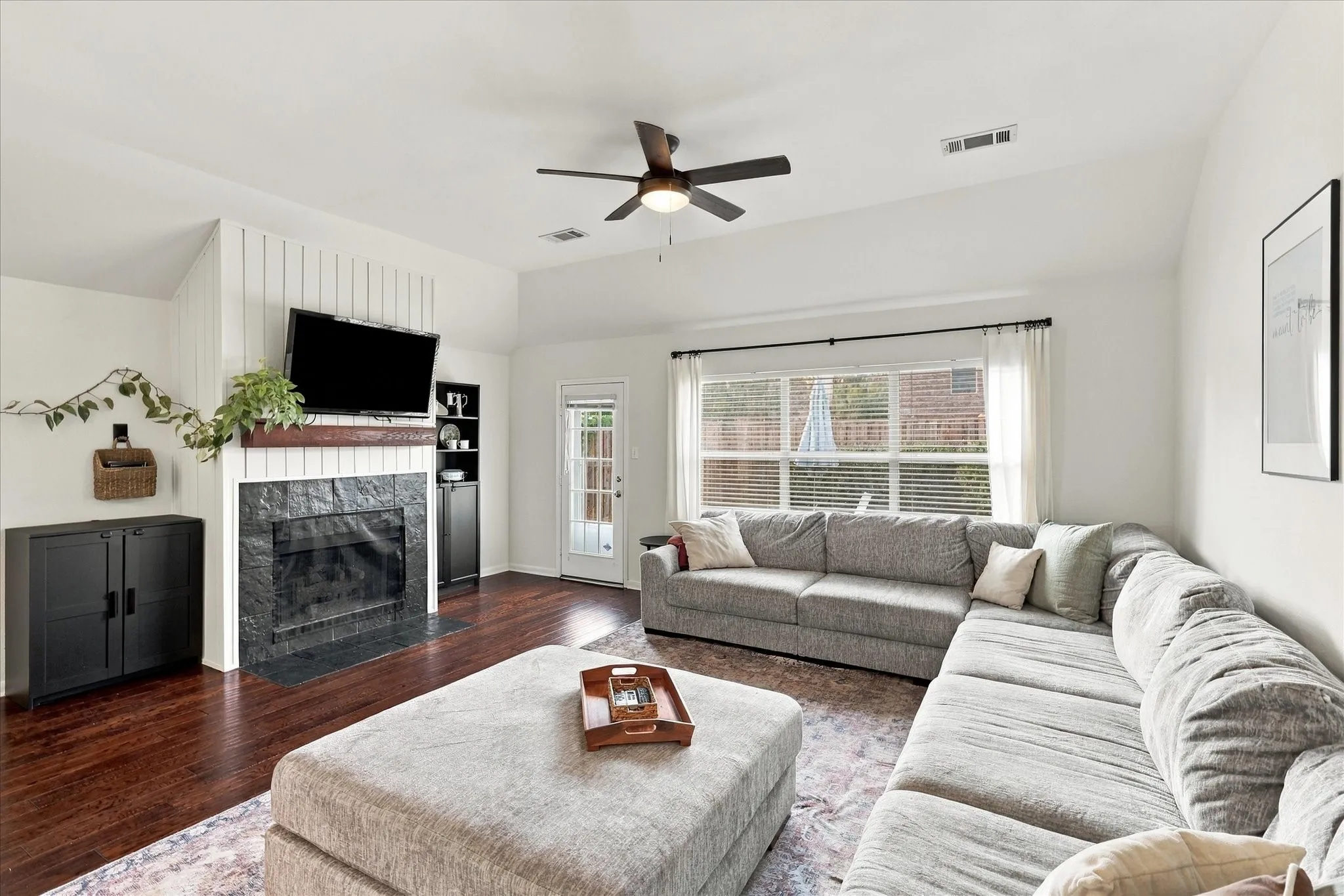 Single Family Residence For Sale in Denton County , 1216 Tanner Drive, Lewisville, Texas 75077, 3 Bedroom, 2 Bathroom, 2 Garage spaces, 1,690 Sqft, built in 1998, mls#21398038, Real Estate Agent in Lewisville, Homes For Sale in Denton county, Homes For Sale in Lewisville, Realtor in Lewisville Texas, Real Estate Brokerage Independent Realty Texas, Luminita Cordes Realtor
