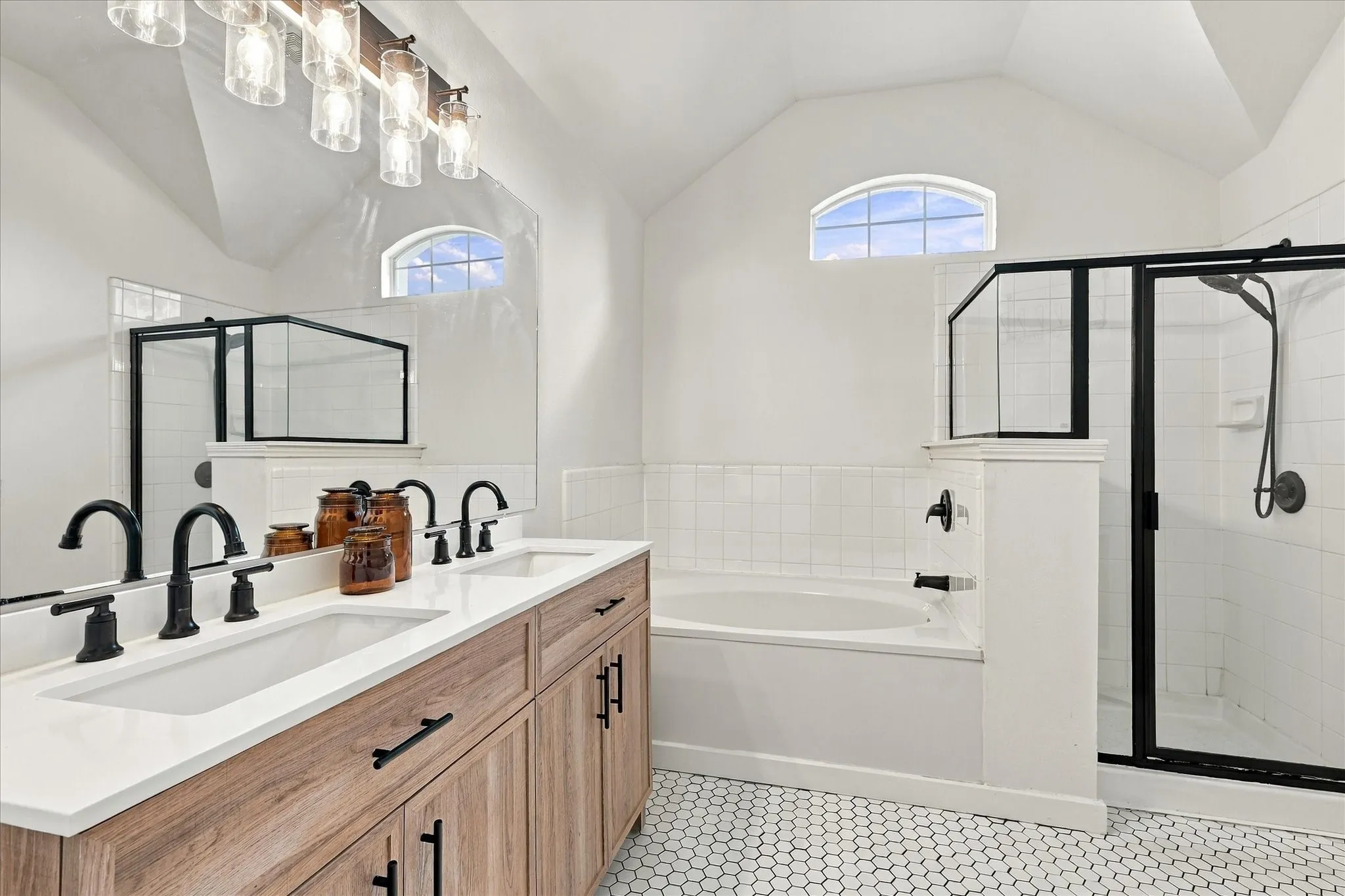 Single Family Residence For Sale in Denton County , 1216 Tanner Drive, Lewisville, Texas 75077, 3 Bedroom, 2 Bathroom, 2 Garage spaces, 1,690 Sqft, built in 1998, mls#21398038, Real Estate Agent in Lewisville, Homes For Sale in Denton county, Homes For Sale in Lewisville, Realtor in Lewisville Texas, Real Estate Brokerage Independent Realty Texas, Luminita Cordes Realtor
