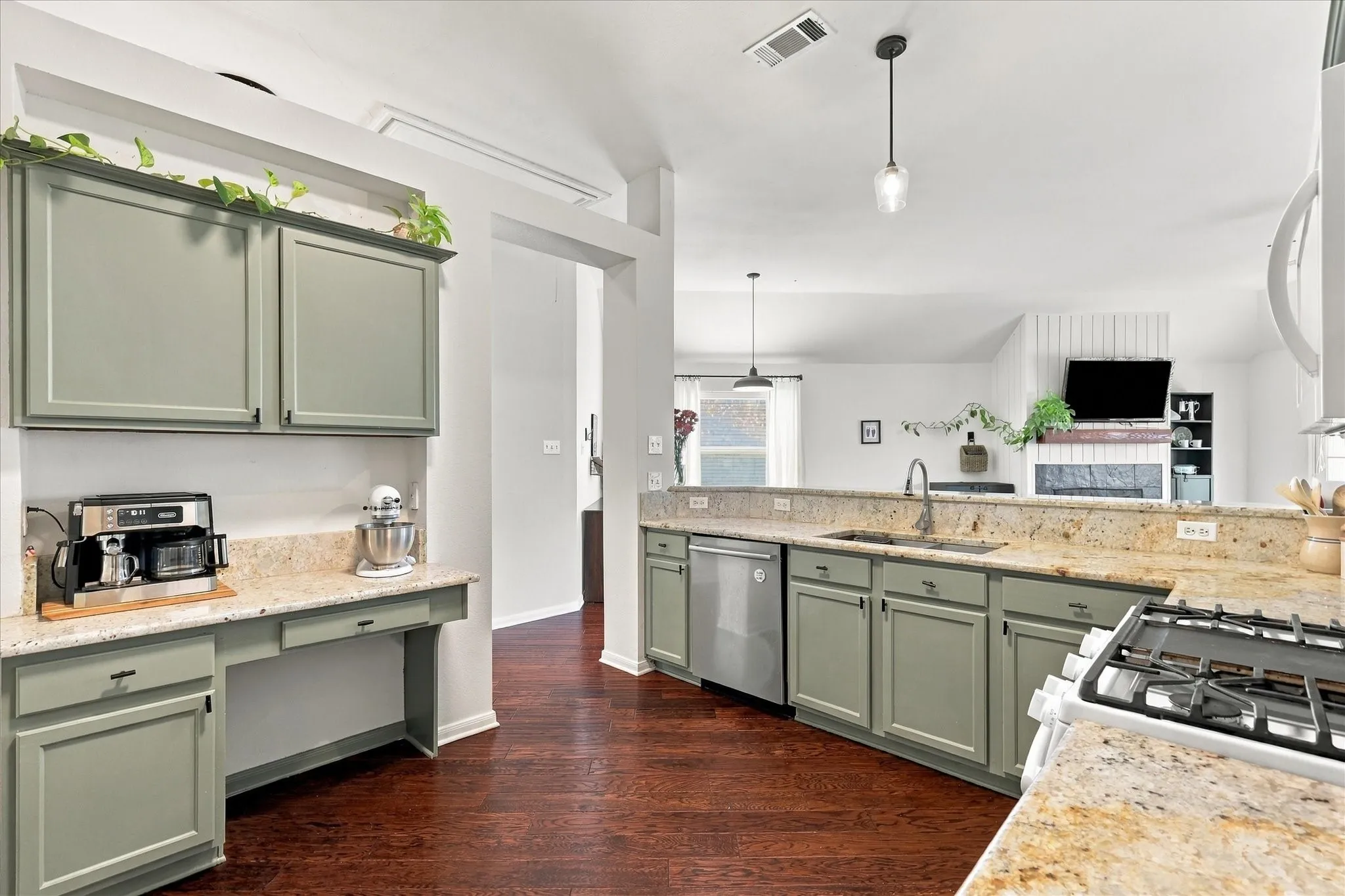 Single Family Residence For Sale in Denton County , 1216 Tanner Drive, Lewisville, Texas 75077, 3 Bedroom, 2 Bathroom, 2 Garage spaces, 1,690 Sqft, built in 1998, mls#21398038, Real Estate Agent in Lewisville, Homes For Sale in Denton county, Homes For Sale in Lewisville, Realtor in Lewisville Texas, Real Estate Brokerage Independent Realty Texas, Luminita Cordes Realtor