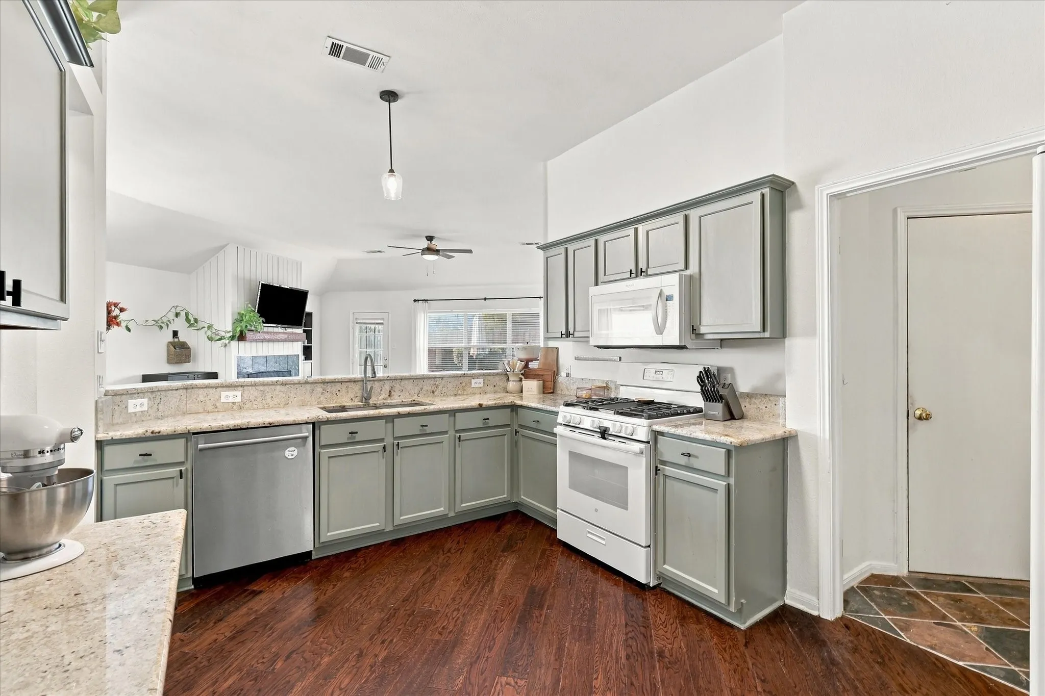 Single Family Residence For Sale in Denton County , 1216 Tanner Drive, Lewisville, Texas 75077, 3 Bedroom, 2 Bathroom, 2 Garage spaces, 1,690 Sqft, built in 1998, mls#21398038, Real Estate Agent in Lewisville, Homes For Sale in Denton county, Homes For Sale in Lewisville, Realtor in Lewisville Texas, Real Estate Brokerage Independent Realty Texas, Luminita Cordes Realtor