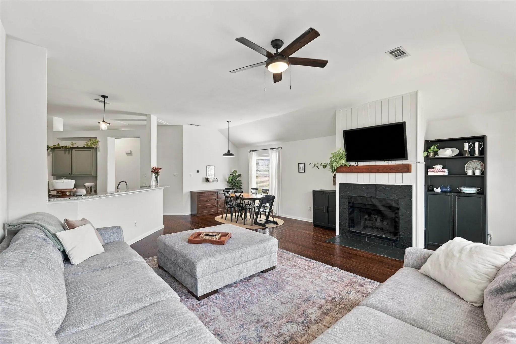 Single Family Residence For Sale in Denton County , 1216 Tanner Drive, Lewisville, Texas 75077, 3 Bedroom, 2 Bathroom, 2 Garage spaces, 1,690 Sqft, built in 1998, mls#21398038, Real Estate Agent in Lewisville, Homes For Sale in Denton county, Homes For Sale in Lewisville, Realtor in Lewisville Texas, Real Estate Brokerage Independent Realty Texas, Luminita Cordes Realtor