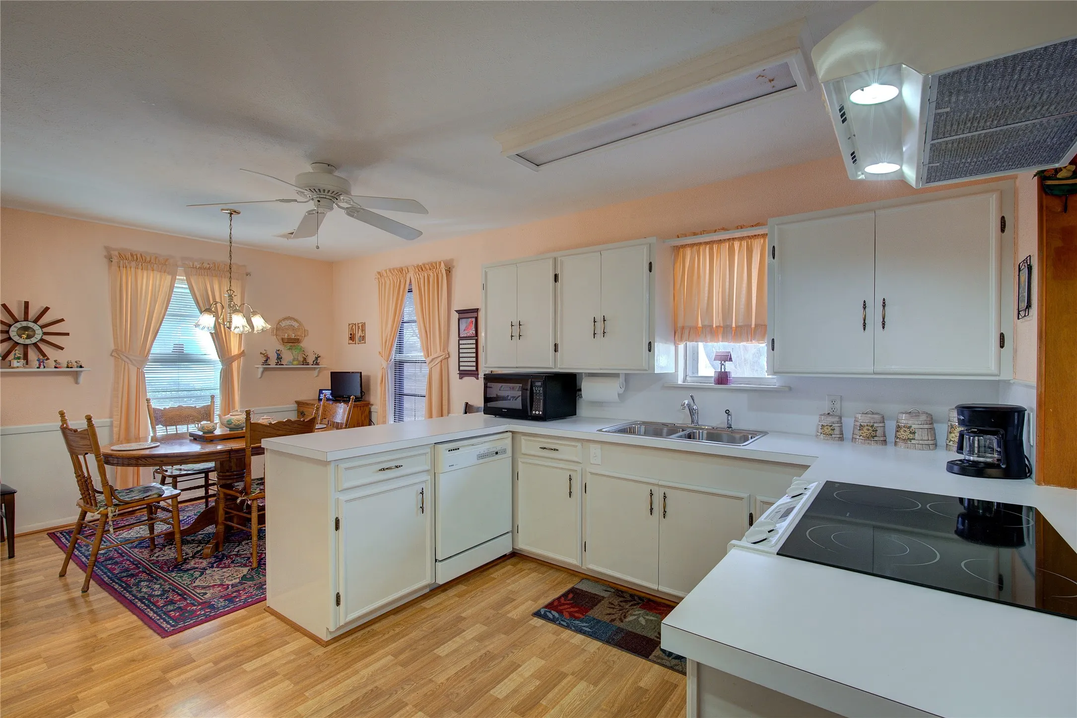 Single Family Residence For Sale in Rains County , 204 Garrett Avenue, East Tawakoni, Texas 75472, 2 Bedroom, 2 Bathroom, Garage spaces, 1,780 Sqft, built in 1982, mls#21401939, Real Estate Agent in East Tawakoni, Homes For Sale in Rains county, Homes For Sale in East Tawakoni, Realtor in East Tawakoni Texas, Real Estate Brokerage Independent Realty Texas, Luminita Cordes Realtor