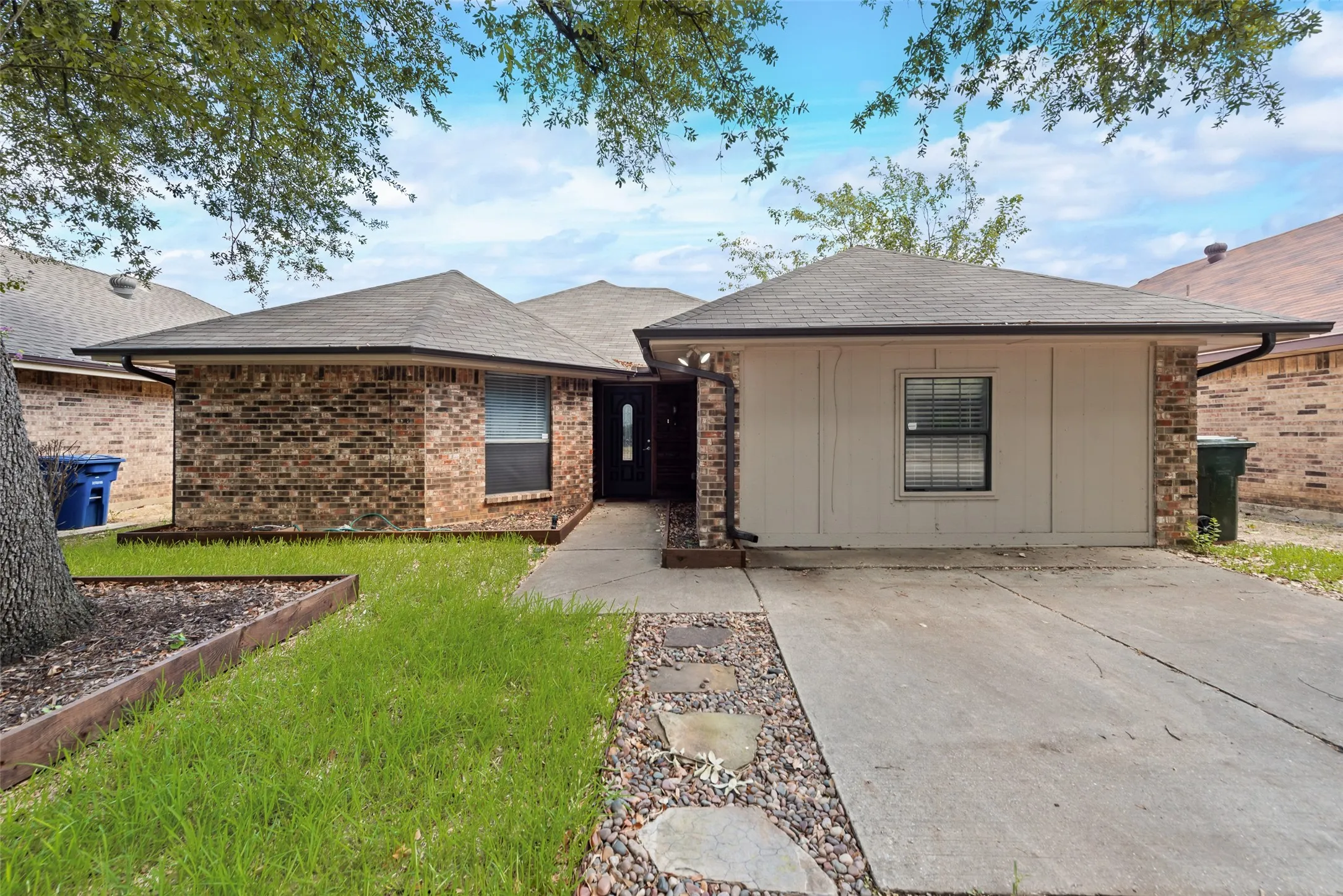 Single Family Residence For Sale in Denton County , 2203 Placid Drive, Carrollton, Texas 75007, 3 Bedroom, 2 Bathroom, Garage spaces, 1,620 Sqft, built in 1983, mls#21401928, Real Estate Agent in Carrollton, Homes For Sale in Denton county, Homes For Sale in Carrollton, Realtor in Carrollton Texas, Real Estate Brokerage Independent Realty Texas, Luminita Cordes Realtor