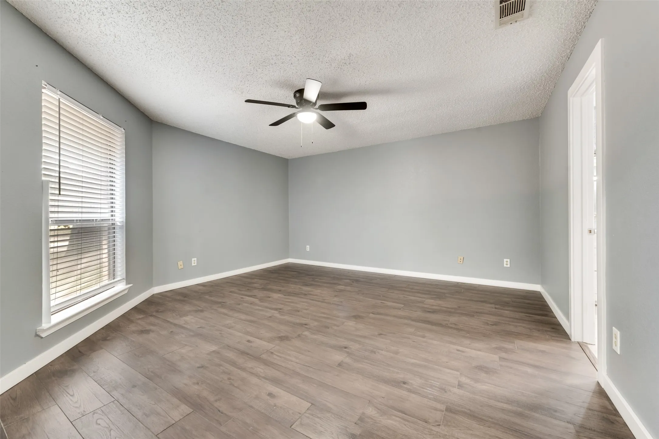 Single Family Residence For Sale in Denton County , 2203 Placid Drive, Carrollton, Texas 75007, 3 Bedroom, 2 Bathroom, Garage spaces, 1,620 Sqft, built in 1983, mls#21401928, Real Estate Agent in Carrollton, Homes For Sale in Denton county, Homes For Sale in Carrollton, Realtor in Carrollton Texas, Real Estate Brokerage Independent Realty Texas, Luminita Cordes Realtor