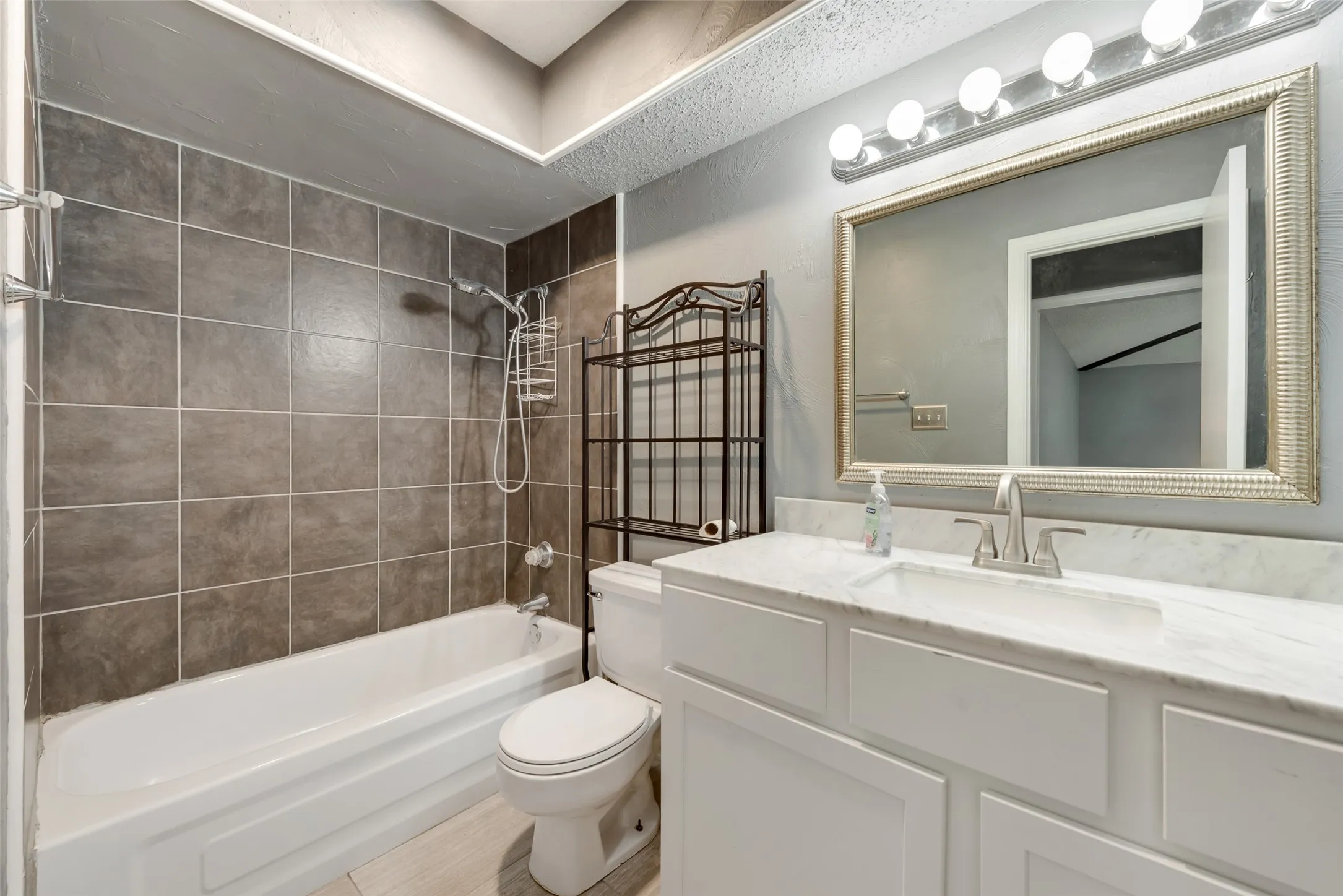 Single Family Residence For Sale in Denton County , 2203 Placid Drive, Carrollton, Texas 75007, 3 Bedroom, 2 Bathroom, Garage spaces, 1,620 Sqft, built in 1983, mls#21401928, Real Estate Agent in Carrollton, Homes For Sale in Denton county, Homes For Sale in Carrollton, Realtor in Carrollton Texas, Real Estate Brokerage Independent Realty Texas, Luminita Cordes Realtor