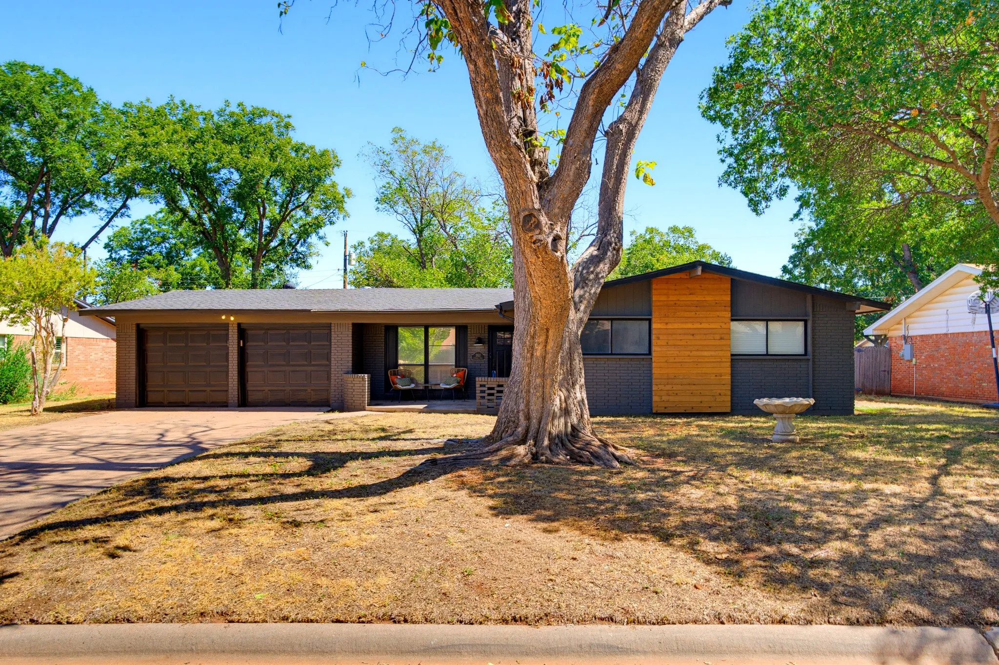 Single Family Residence For Sale in Taylor County , 2517 S Elmwood, Abilene, Texas 79605, 3 Bedroom, 2 Bathroom, 2 Garage spaces, 1,816 Sqft, built in 1961, mls#21395096, Real Estate Agent in Abilene, Homes For Sale in Taylor county, Homes For Sale in Abilene, Realtor in Abilene Texas, Real Estate Brokerage Independent Realty Texas, Luminita Cordes Realtor