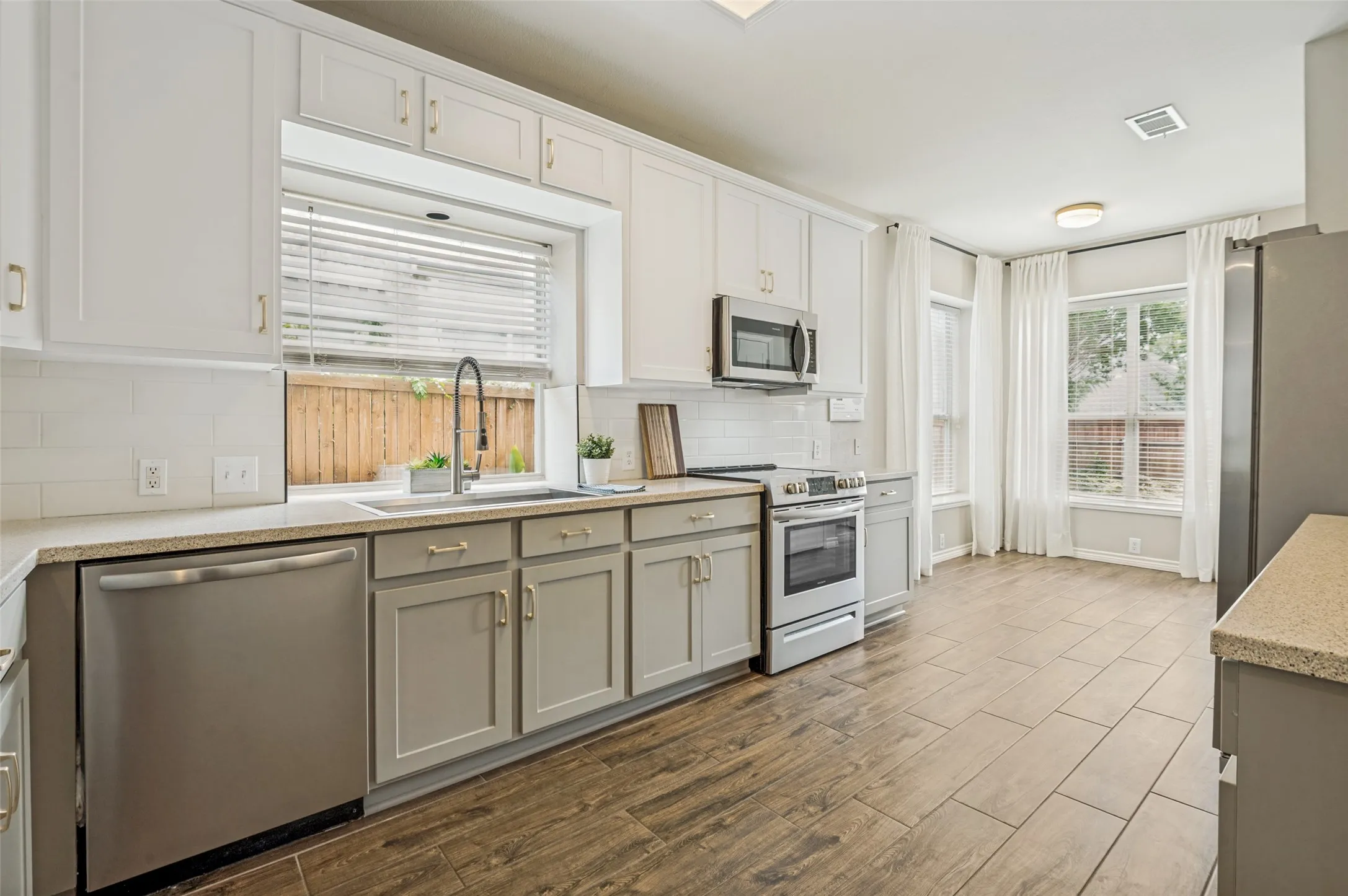 Single Family Residence For Sale in Collin County , 11319 Still Hollow Drive, Frisco, Texas 75035, 4 Bedroom, 3 Bathroom, 2 Garage spaces, 2,392 Sqft, built in 2001, mls#21399240, Real Estate Agent in Frisco, Homes For Sale in Collin county, Homes For Sale in Frisco, Realtor in Frisco Texas, Real Estate Brokerage Independent Realty Texas, Luminita Cordes Realtor