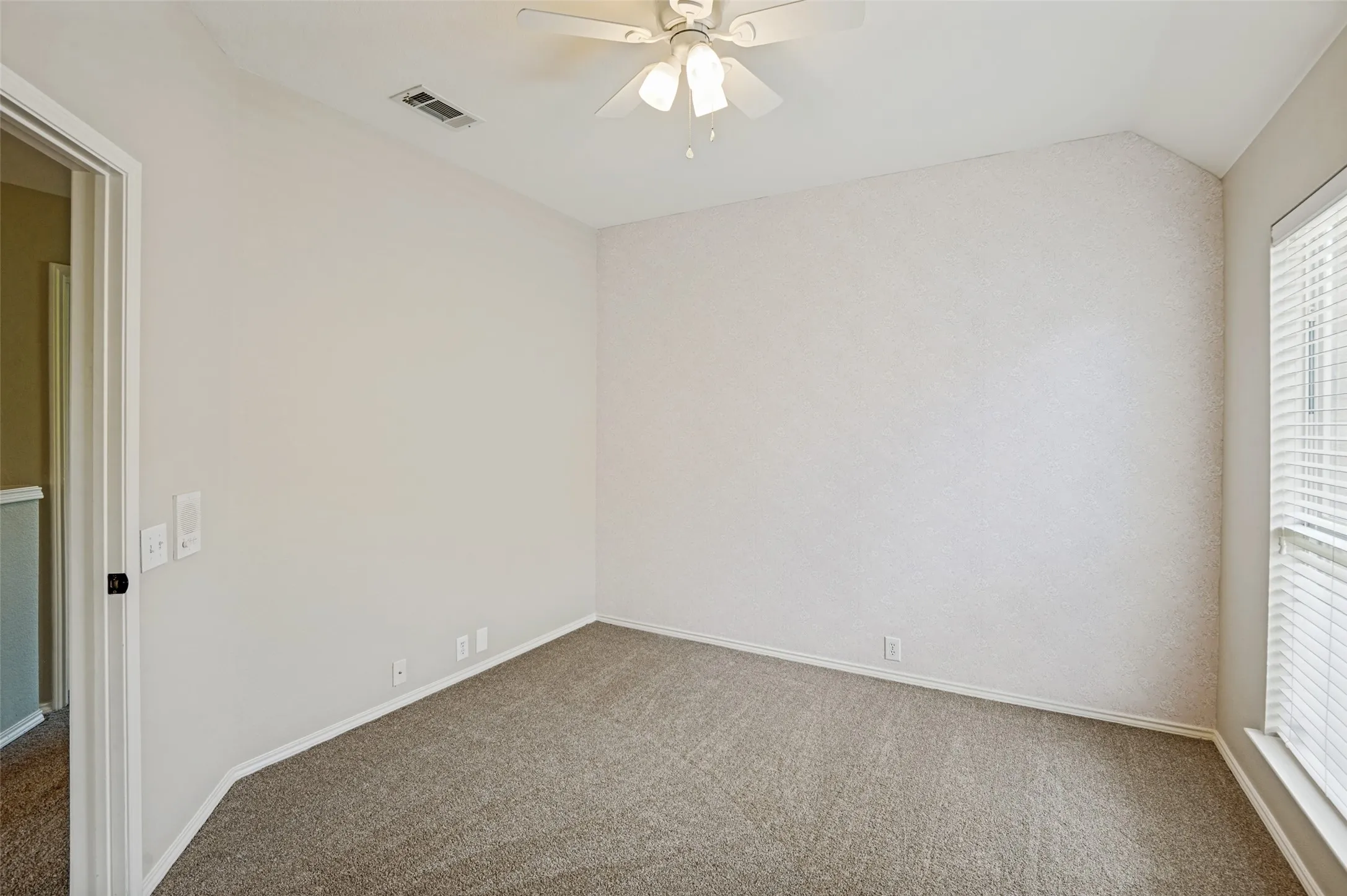 Single Family Residence For Sale in Collin County , 11319 Still Hollow Drive, Frisco, Texas 75035, 4 Bedroom, 3 Bathroom, 2 Garage spaces, 2,392 Sqft, built in 2001, mls#21399240, Real Estate Agent in Frisco, Homes For Sale in Collin county, Homes For Sale in Frisco, Realtor in Frisco Texas, Real Estate Brokerage Independent Realty Texas, Luminita Cordes Realtor