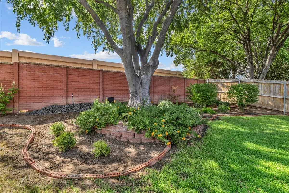 Single Family Residence For Sale in Tarrant County , 4825 Gloucester Drive, Grand Prairie, Texas 75052, 3 Bedroom, 2 Bathroom, 2 Garage spaces, 1,763 Sqft, built in 2000, mls#21401968, Real Estate Agent in Grand Prairie, Homes For Sale in Tarrant county, Homes For Sale in Grand Prairie, Realtor in Grand Prairie Texas, Real Estate Brokerage Independent Realty Texas, Luminita Cordes Realtor