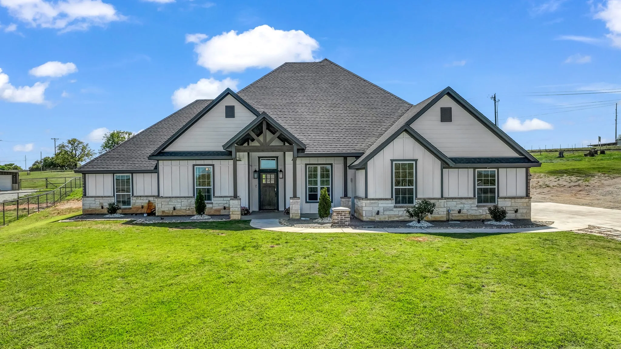 Single Family Residence For Rent in Parker County , 1175 Paradise Parkway, Poolville, Texas 76487, 4 Bedroom, 2 Bathroom, 3 Garage spaces, 2,300 Sqft, built in 2022, mls#21400397, Real Estate Agent in Poolville, Homes For Rent in Parker county, Homes For Rent in Poolville, Realtor in Poolville Texas, Real Estate Brokerage Independent Realty Texas, Luminita Cordes Realtor