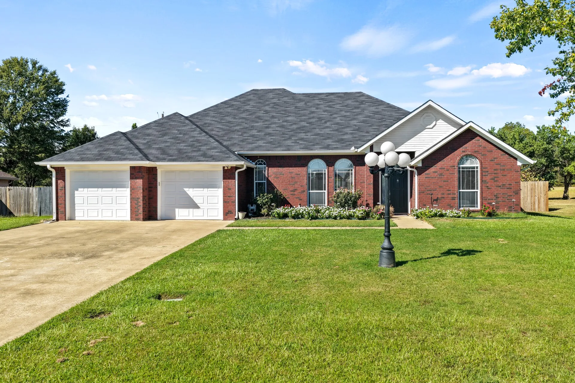 Single Family Residence For Sale in Titus County , 110 Diane Lane, Mt Pleasant, Texas 75455, 3 Bedroom, 3 Bathroom, 2 Garage spaces, 2,296 Sqft, built in 1999, mls#21397417, Real Estate Agent in Mt Pleasant, Homes For Sale in Titus county, Homes For Sale in Mt Pleasant, Realtor in Mt Pleasant Texas, Real Estate Brokerage Independent Realty Texas, Luminita Cordes Realtor