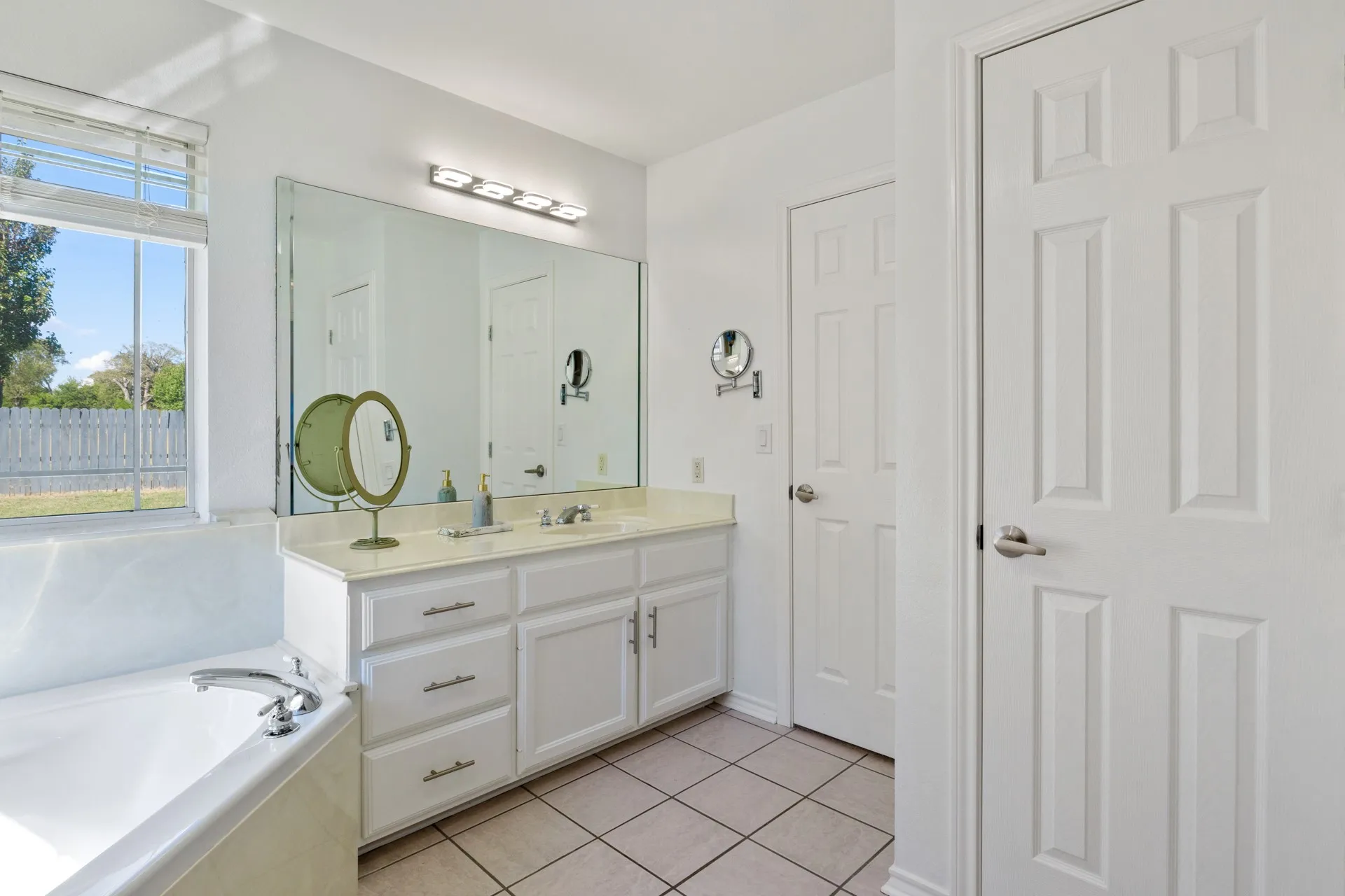 Single Family Residence For Sale in Titus County , 110 Diane Lane, Mt Pleasant, Texas 75455, 3 Bedroom, 3 Bathroom, 2 Garage spaces, 2,296 Sqft, built in 1999, mls#21397417, Real Estate Agent in Mt Pleasant, Homes For Sale in Titus county, Homes For Sale in Mt Pleasant, Realtor in Mt Pleasant Texas, Real Estate Brokerage Independent Realty Texas, Luminita Cordes Realtor