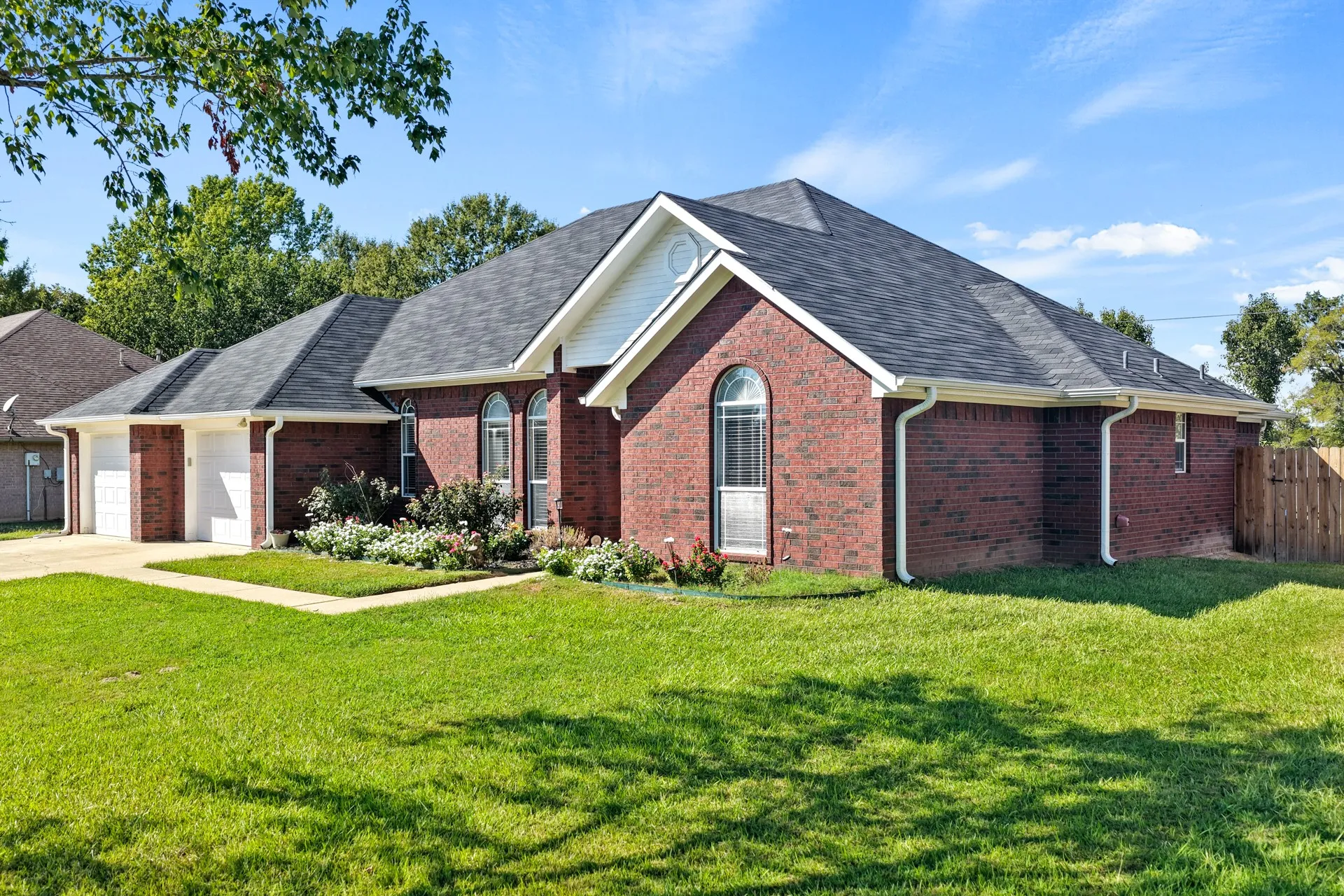 Single Family Residence For Sale in Titus County , 110 Diane Lane, Mt Pleasant, Texas 75455, 3 Bedroom, 3 Bathroom, 2 Garage spaces, 2,296 Sqft, built in 1999, mls#21397417, Real Estate Agent in Mt Pleasant, Homes For Sale in Titus county, Homes For Sale in Mt Pleasant, Realtor in Mt Pleasant Texas, Real Estate Brokerage Independent Realty Texas, Luminita Cordes Realtor
