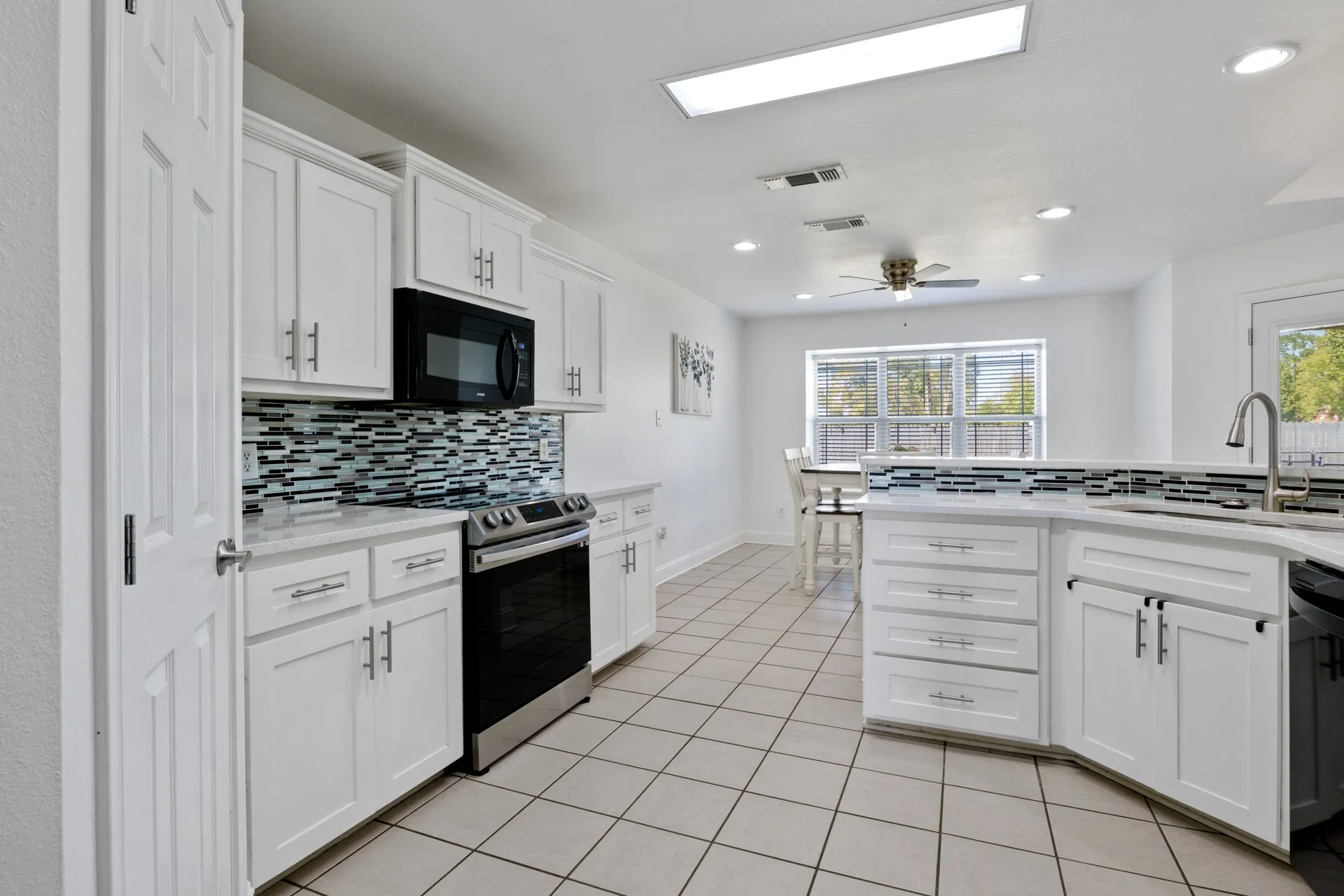 Single Family Residence For Sale in Titus County , 110 Diane Lane, Mt Pleasant, Texas 75455, 3 Bedroom, 3 Bathroom, 2 Garage spaces, 2,296 Sqft, built in 1999, mls#21397417, Real Estate Agent in Mt Pleasant, Homes For Sale in Titus county, Homes For Sale in Mt Pleasant, Realtor in Mt Pleasant Texas, Real Estate Brokerage Independent Realty Texas, Luminita Cordes Realtor