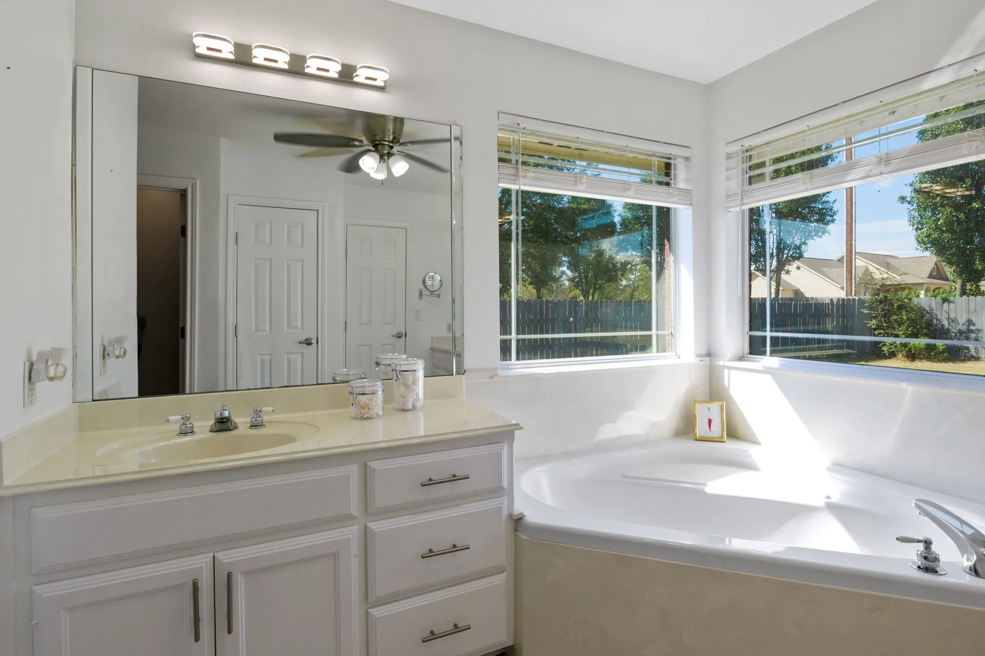 Single Family Residence For Sale in Titus County , 110 Diane Lane, Mt Pleasant, Texas 75455, 3 Bedroom, 3 Bathroom, 2 Garage spaces, 2,296 Sqft, built in 1999, mls#21397417, Real Estate Agent in Mt Pleasant, Homes For Sale in Titus county, Homes For Sale in Mt Pleasant, Realtor in Mt Pleasant Texas, Real Estate Brokerage Independent Realty Texas, Luminita Cordes Realtor
