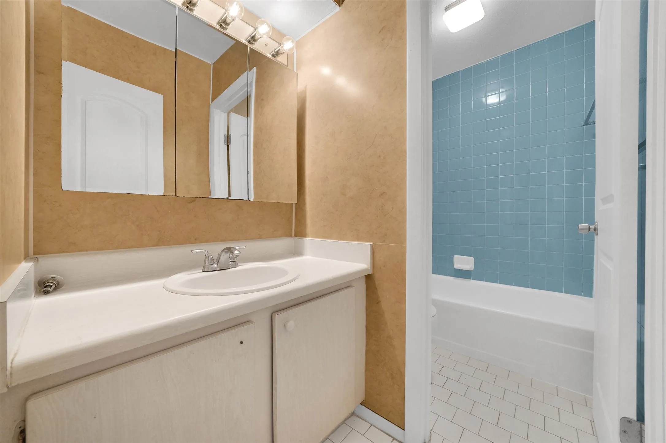 Condominium For Rent in Dallas County , 1817 E Grauwyler Road 158, Irving, Texas 75061, 2 Bedroom, 2 Bathroom, Garage spaces, 1,084 Sqft, built in 1970, mls#21385213, Real Estate Agent in Irving, Homes For Rent in Dallas county, Homes For Rent in Irving, Realtor in Irving Texas, Real Estate Brokerage Independent Realty Texas, Luminita Cordes Realtor