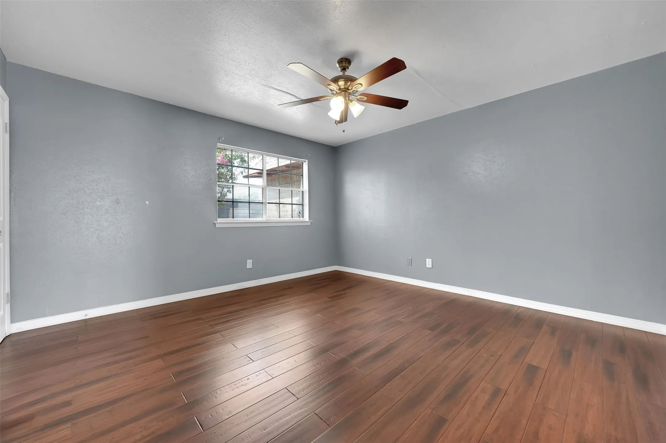 Condominium For Rent in Dallas County , 1817 E Grauwyler Road 158, Irving, Texas 75061, 2 Bedroom, 2 Bathroom, Garage spaces, 1,084 Sqft, built in 1970, mls#21385213, Real Estate Agent in Irving, Homes For Rent in Dallas county, Homes For Rent in Irving, Realtor in Irving Texas, Real Estate Brokerage Independent Realty Texas, Luminita Cordes Realtor