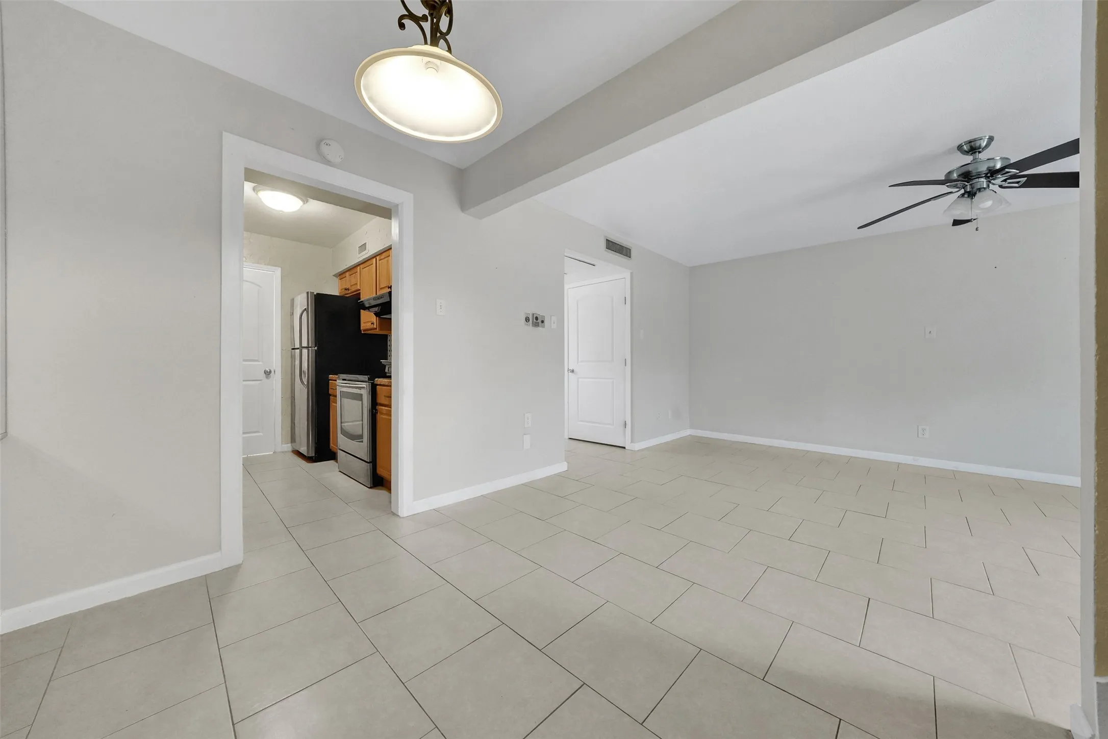 Condominium For Rent in Dallas County , 1817 E Grauwyler Road 158, Irving, Texas 75061, 2 Bedroom, 2 Bathroom, Garage spaces, 1,084 Sqft, built in 1970, mls#21385213, Real Estate Agent in Irving, Homes For Rent in Dallas county, Homes For Rent in Irving, Realtor in Irving Texas, Real Estate Brokerage Independent Realty Texas, Luminita Cordes Realtor