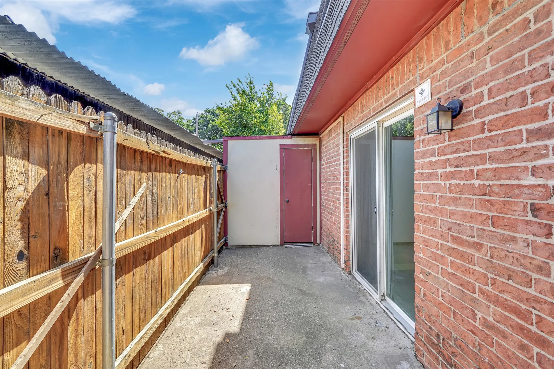 Condominium For Rent in Dallas County , 1817 E Grauwyler Road 158, Irving, Texas 75061, 2 Bedroom, 2 Bathroom, Garage spaces, 1,084 Sqft, built in 1970, mls#21385213, Real Estate Agent in Irving, Homes For Rent in Dallas county, Homes For Rent in Irving, Realtor in Irving Texas, Real Estate Brokerage Independent Realty Texas, Luminita Cordes Realtor