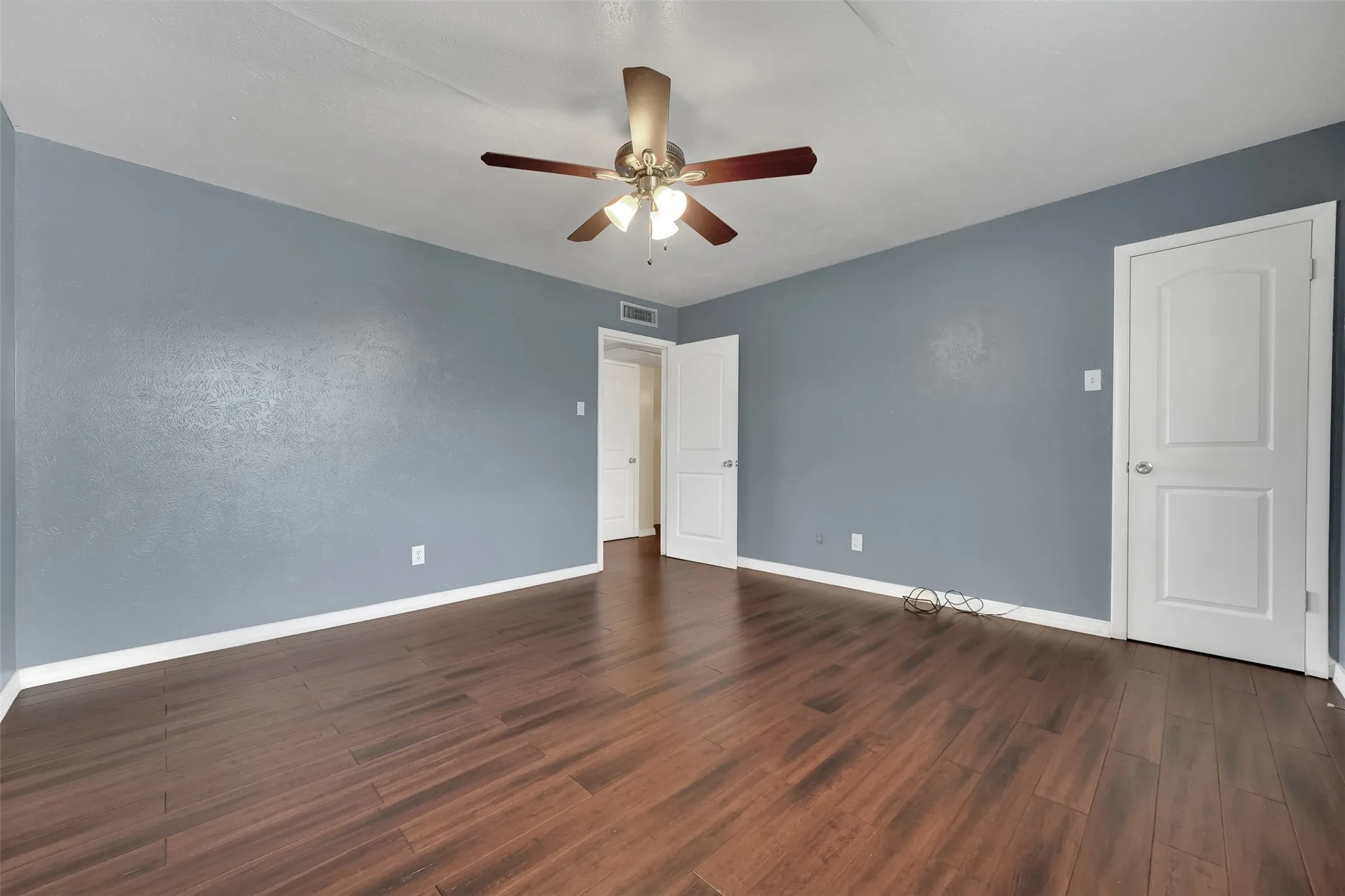 Condominium For Rent in Dallas County , 1817 E Grauwyler Road 158, Irving, Texas 75061, 2 Bedroom, 2 Bathroom, Garage spaces, 1,084 Sqft, built in 1970, mls#21385213, Real Estate Agent in Irving, Homes For Rent in Dallas county, Homes For Rent in Irving, Realtor in Irving Texas, Real Estate Brokerage Independent Realty Texas, Luminita Cordes Realtor