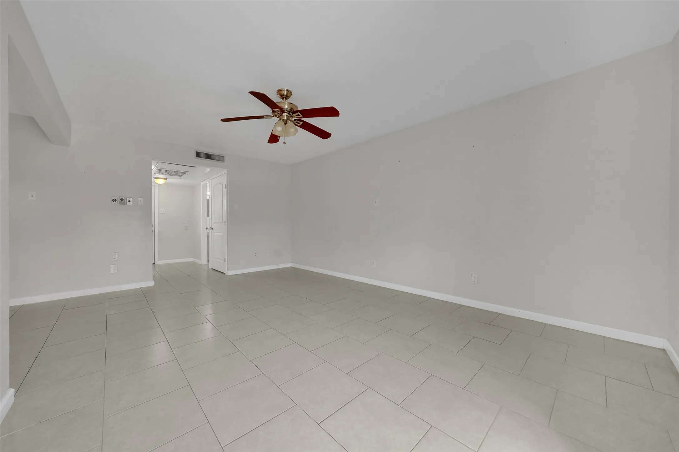 Condominium For Rent in Dallas County , 1817 E Grauwyler Road 158, Irving, Texas 75061, 2 Bedroom, 2 Bathroom, Garage spaces, 1,084 Sqft, built in 1970, mls#21385213, Real Estate Agent in Irving, Homes For Rent in Dallas county, Homes For Rent in Irving, Realtor in Irving Texas, Real Estate Brokerage Independent Realty Texas, Luminita Cordes Realtor