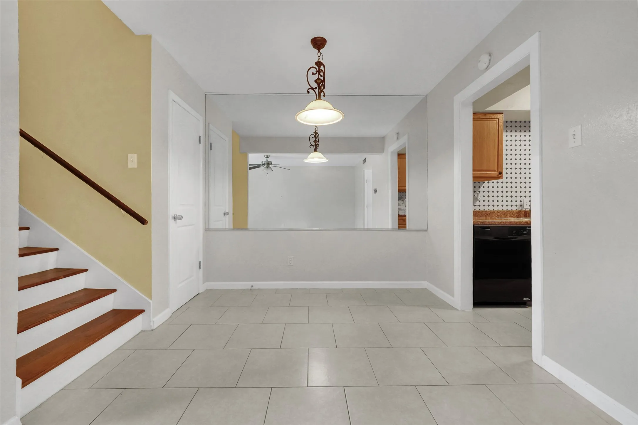 Condominium For Rent in Dallas County , 1817 E Grauwyler Road 158, Irving, Texas 75061, 2 Bedroom, 2 Bathroom, Garage spaces, 1,084 Sqft, built in 1970, mls#21385213, Real Estate Agent in Irving, Homes For Rent in Dallas county, Homes For Rent in Irving, Realtor in Irving Texas, Real Estate Brokerage Independent Realty Texas, Luminita Cordes Realtor